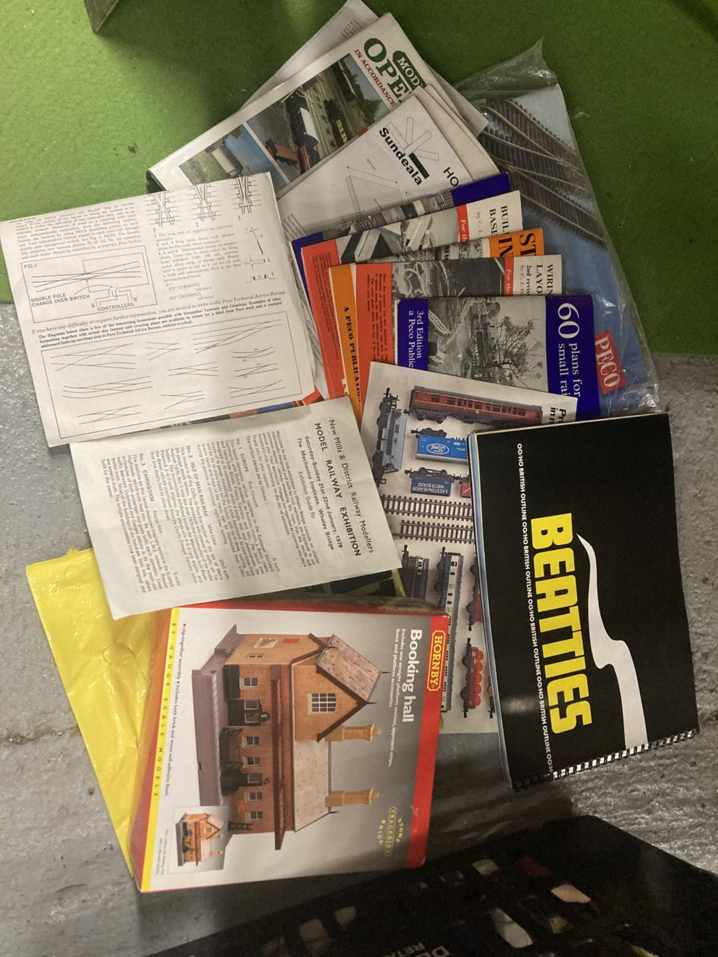 A BOXED HORNBY BOOKING HALL WITH SEVERAL PLAN MAGAZINES, CATALOGUES ETC