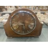 A SMITHS MAHOGANY CASED MANTLE CLOCK WITH KEY AND PENDULUM