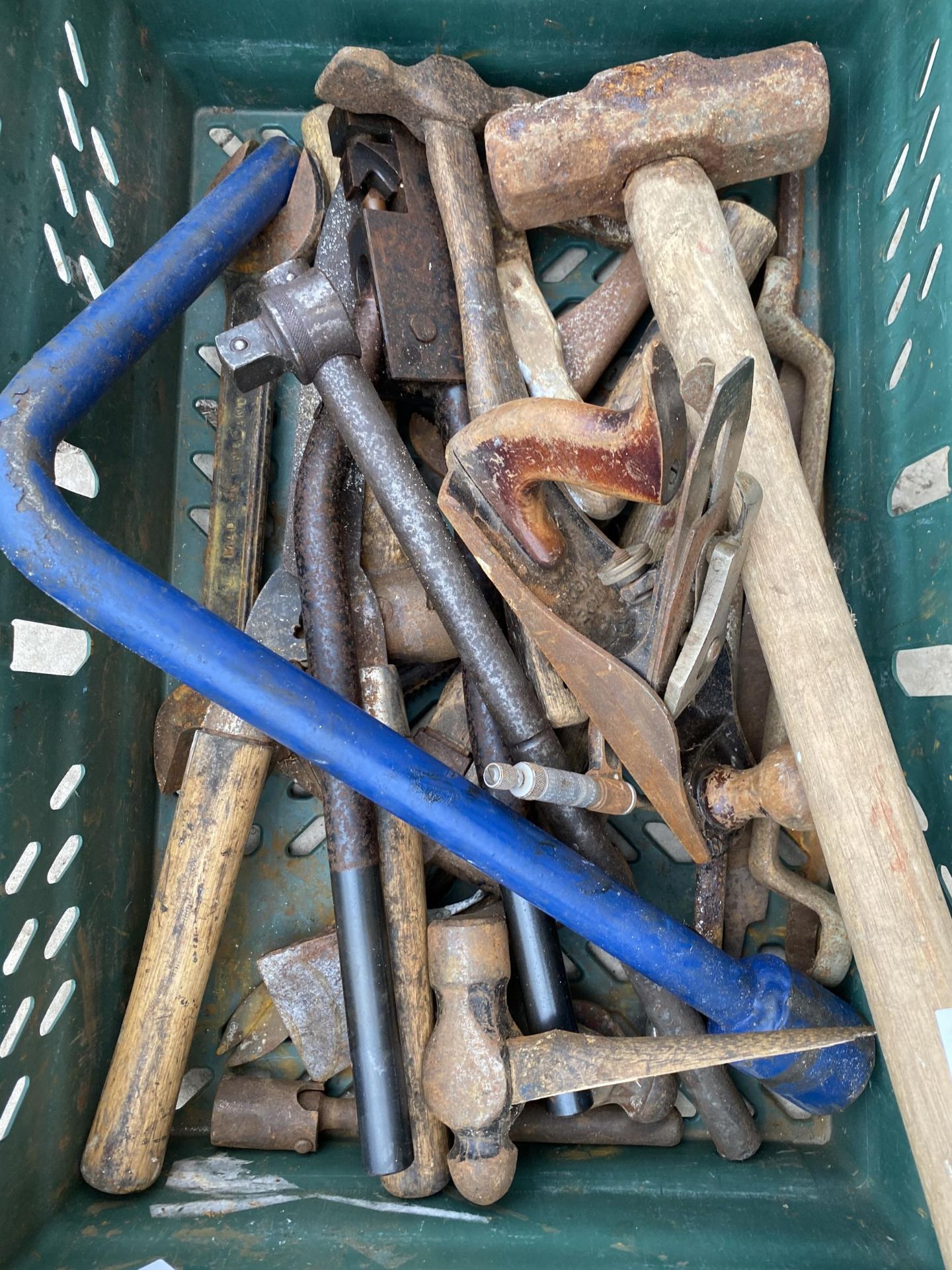 AN ASSORTMENT OF TOOLS TO INCLUDE A WOOD PLANE, A SLEDGE HAMMER AND SHEARS ETC - Image 2 of 2