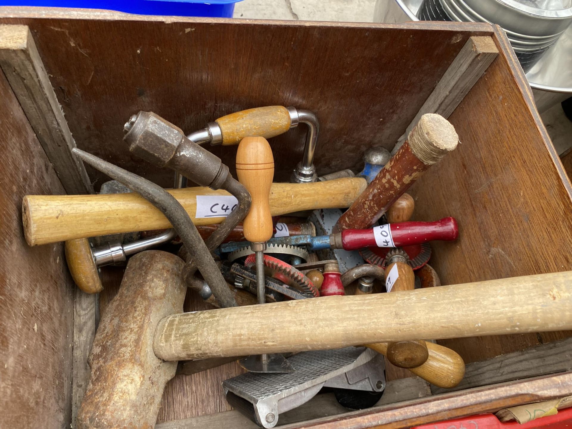 A LARGE ASSORTMENT OF VINTAGE HAND TOOLS TO INCLUDE A PLANE, RASPS, BRACE DRILLS AND PLIERS ETC - Image 3 of 4