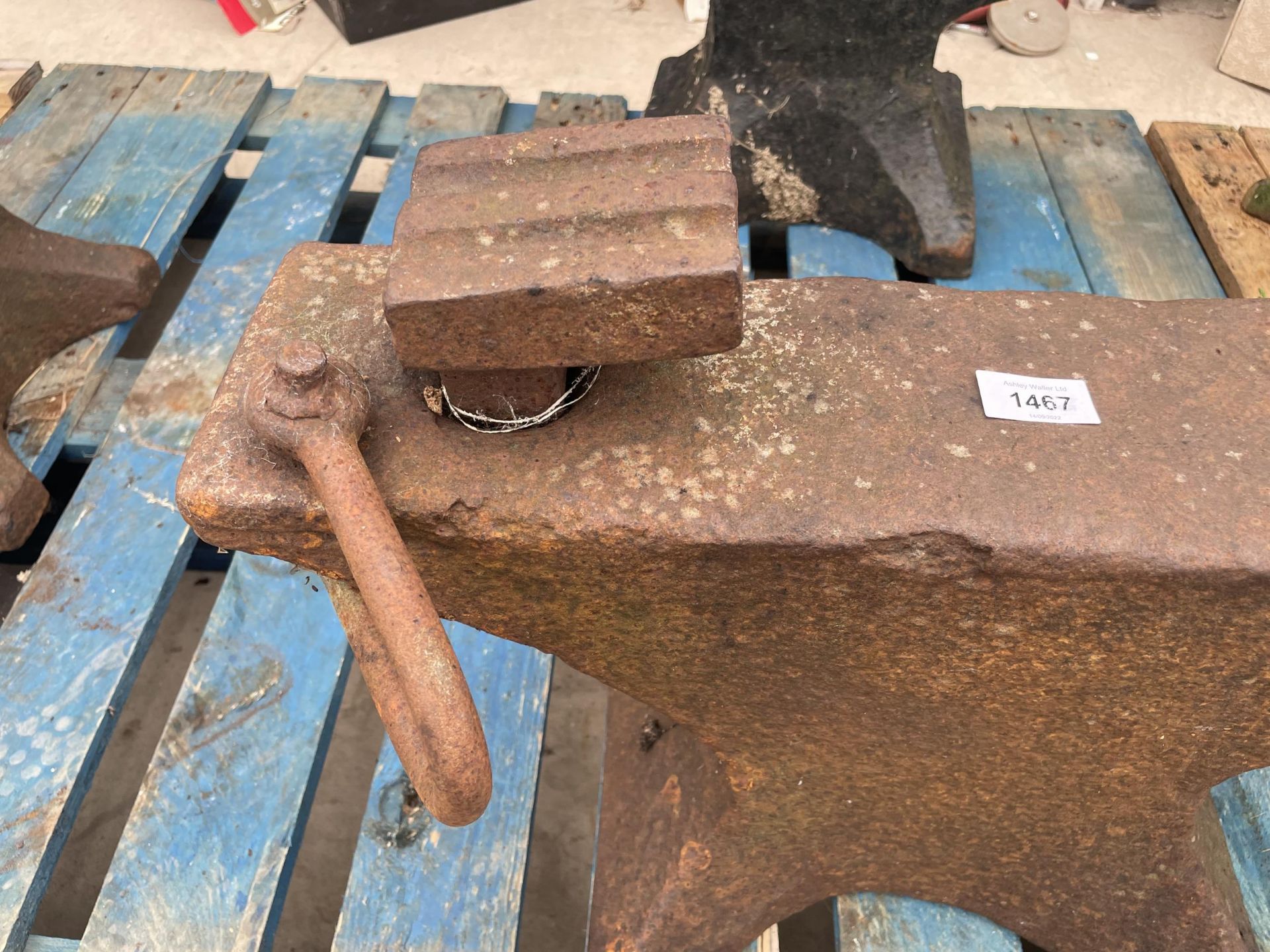 A VINTAGE BLACKSMITHS ANVIL WITH FORGING TOOL LENGTH 73CM - Image 2 of 3