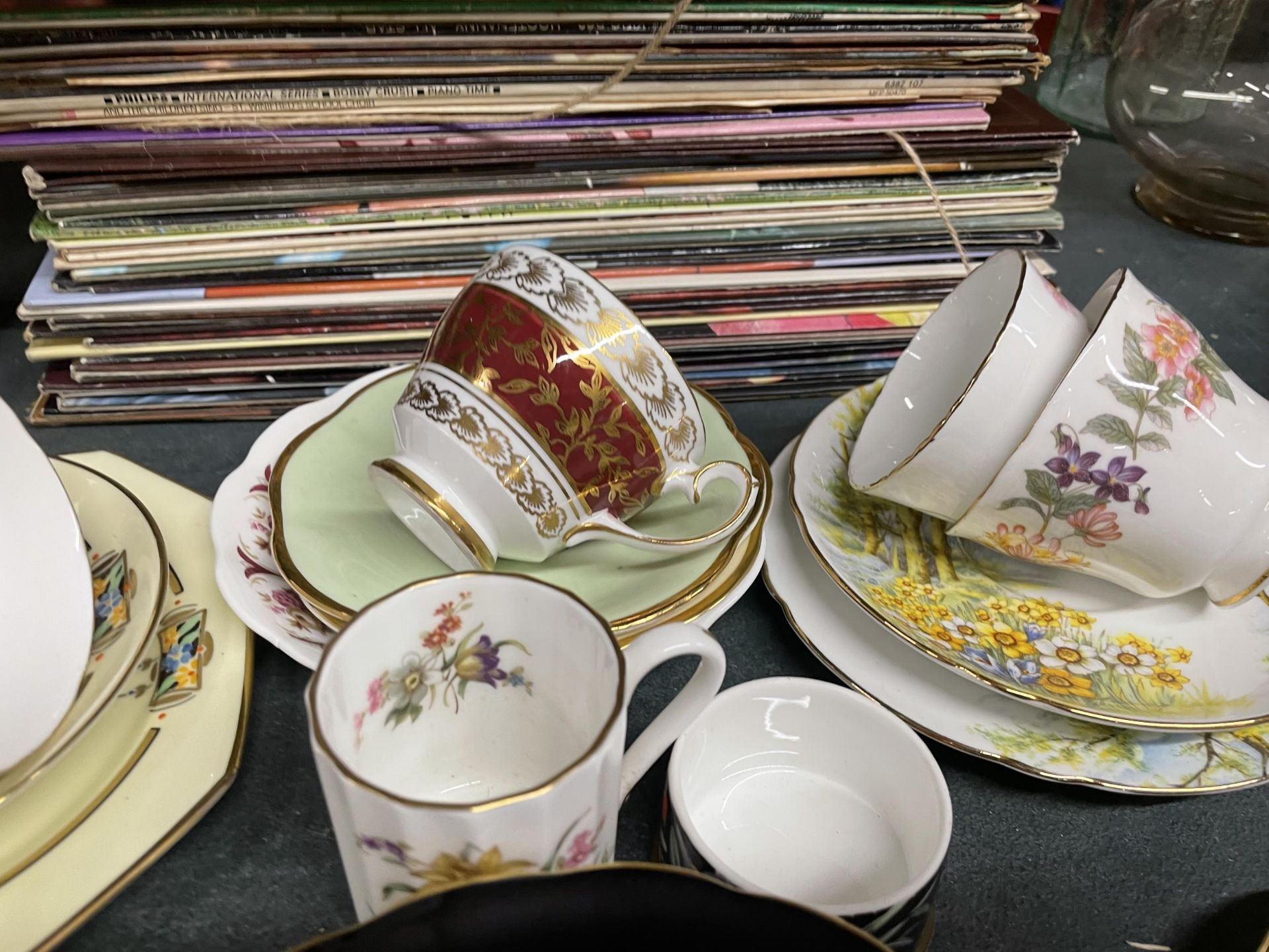 A QUANTITY OF CUPS, SAUCERS AND PLATES TO INCLUDE CROWN ROYAL, PARAGON, SHELLEY, ROYAL ALBERT, ETC - Image 3 of 4