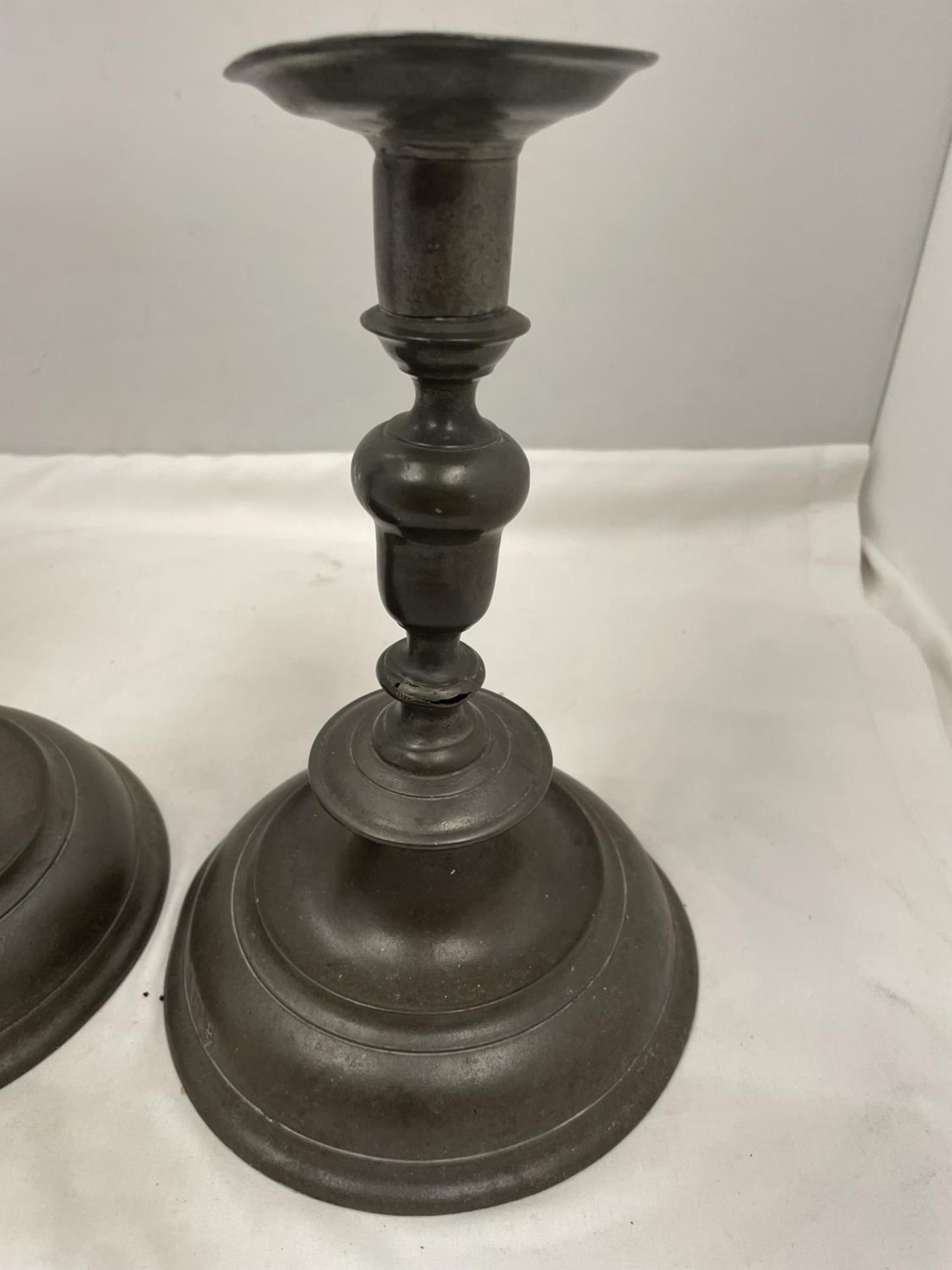 A PAIR OF VINTAGE PEWTER CANDLESTICKS WITH MAKERS MARK - Bild 2 aus 7