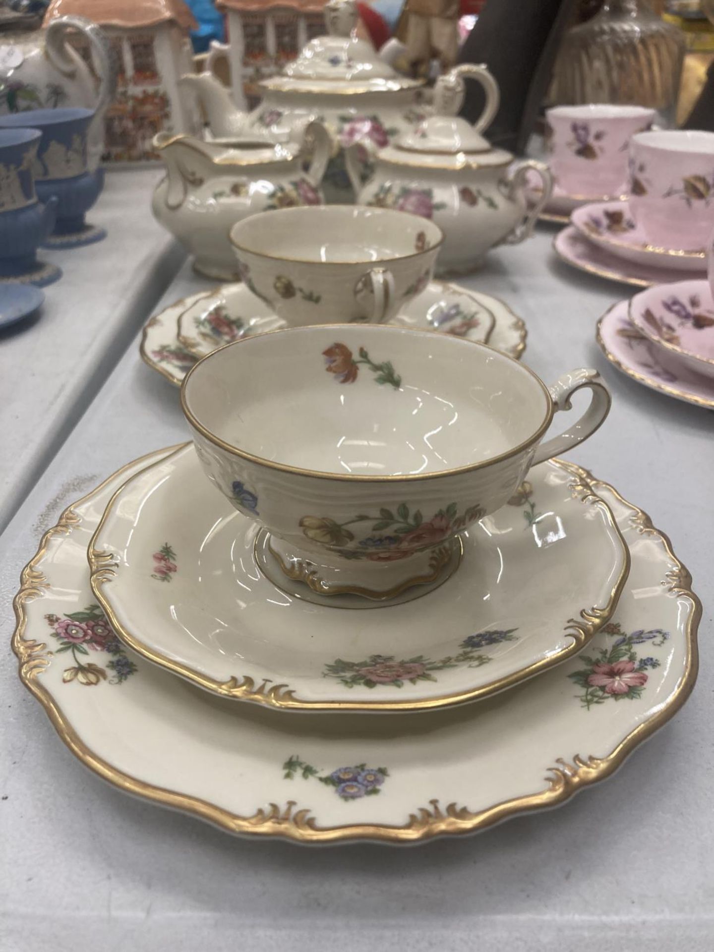 A PIRKEN HAMMER TEASET WITH A DELICATE FLORAL DESIGN WITH GILT RIMS TO INCLUDE A TEAPOT, CREAM - Image 3 of 5