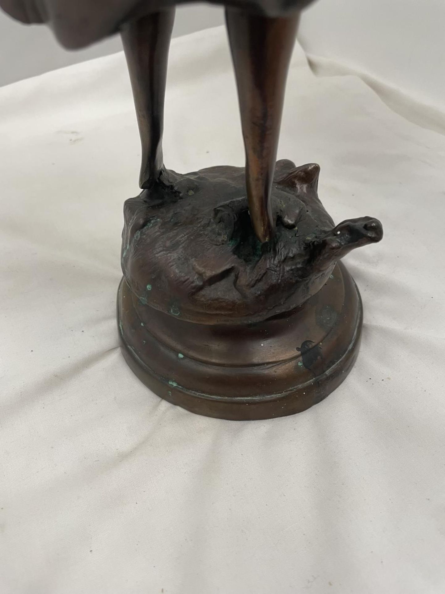 A BRONZE STYLE FIGURE OF A LADY WITH A BASKET HEIGHT 45CM - Image 4 of 4