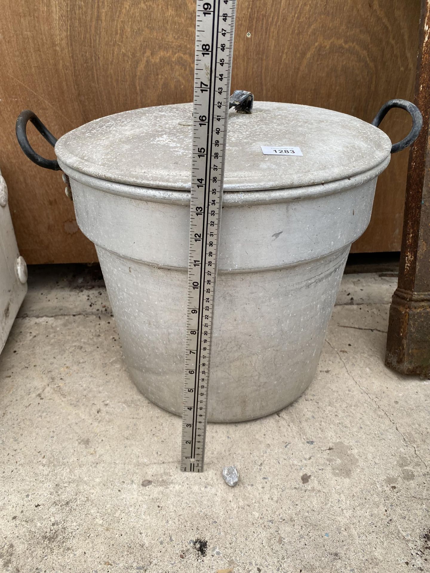 A LARGE ALUMINIUM COOKING POT WITH LID - Image 2 of 3