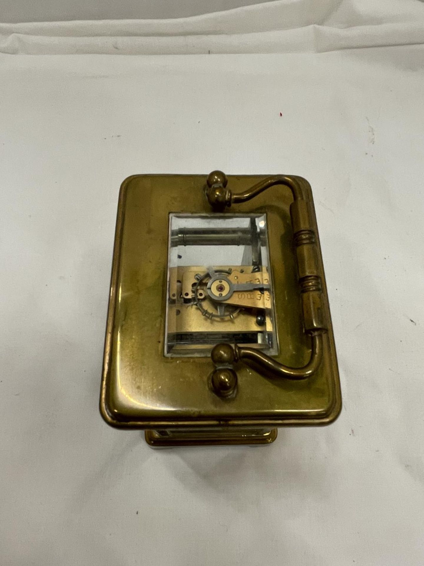 A BRASS CARRIAGE CLOCK BY F A CHANDLER LEMINGTON SPA WITH TOP ESCAPEMENT VEIWING PANE - Bild 4 aus 5