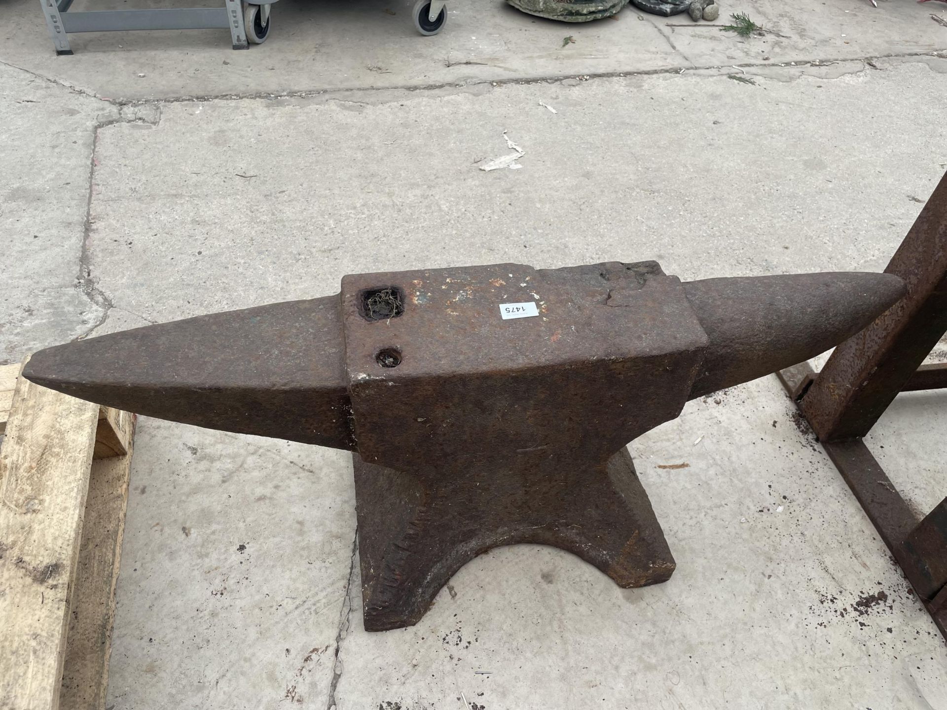 A VINTAGE BLACKSMITHS ANVIL LENGTH 93CM - Image 3 of 3