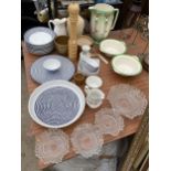 A LARGE ASSORTMENT OF CERAMICS AND GLASS WARE TO INCLUDE A WASH JUG, PLATES AND BOWLS ETC