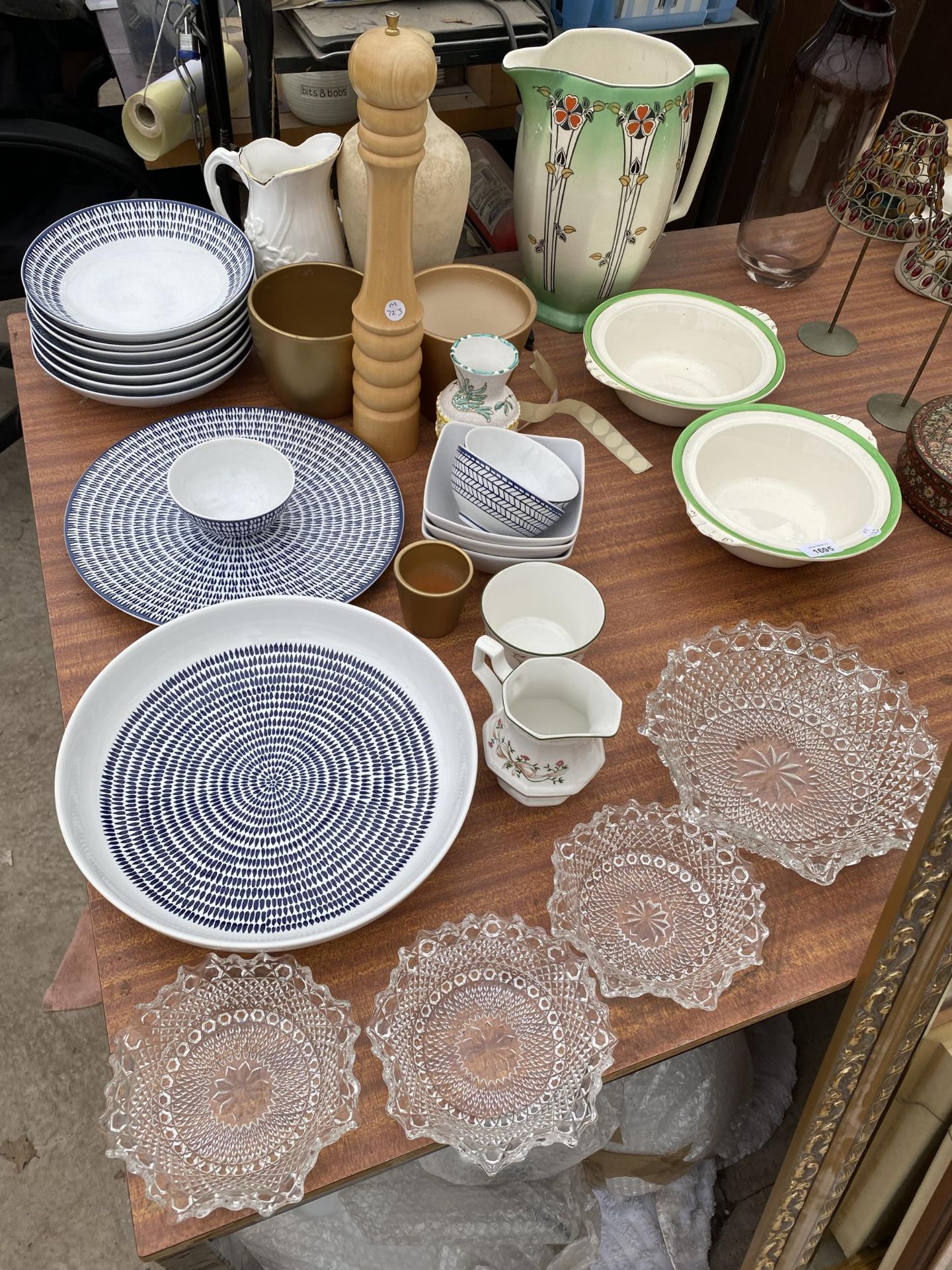 A LARGE ASSORTMENT OF CERAMICS AND GLASS WARE TO INCLUDE A WASH JUG, PLATES AND BOWLS ETC