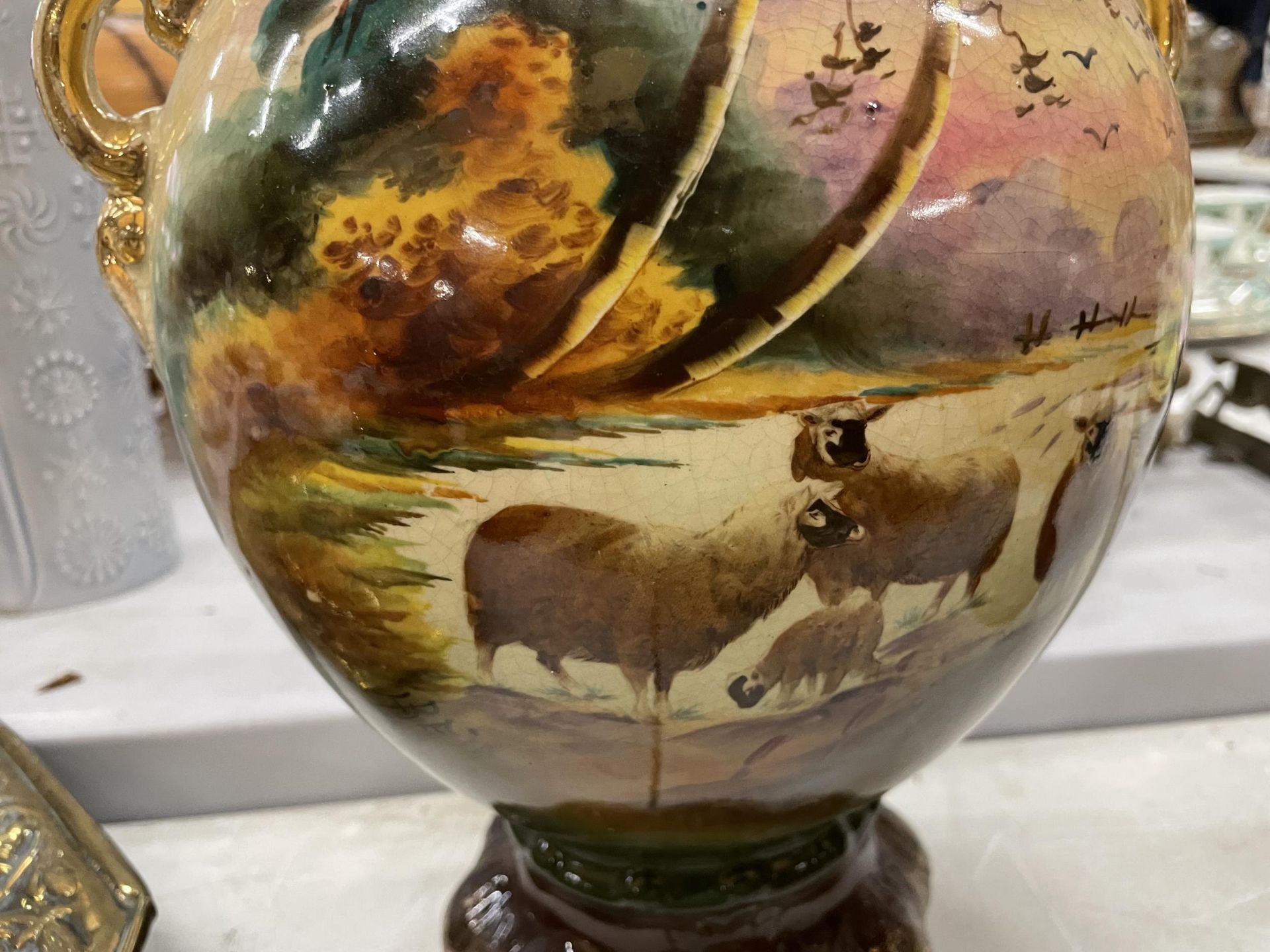 A VINTAGE HAND PAINTED URN WITH GILT DETAILING AND INDISTINCT SIGNATURE TO ART ON FRONT AND RAISED - Image 2 of 4
