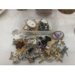 A QUANTITY OF MAINLY VINTAGE COSTUME JEWELLERY BROOCHES TO INCLUDE BUTTERFLIES, DRAGONFLY,