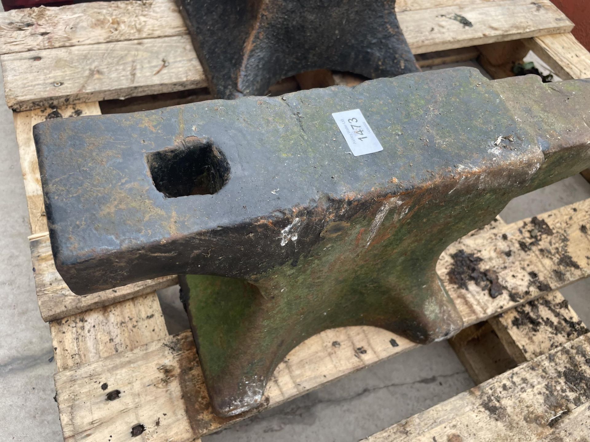 A VINTAGE BLACKSMITHS ANVIL LENGTH 53CM - Image 2 of 3