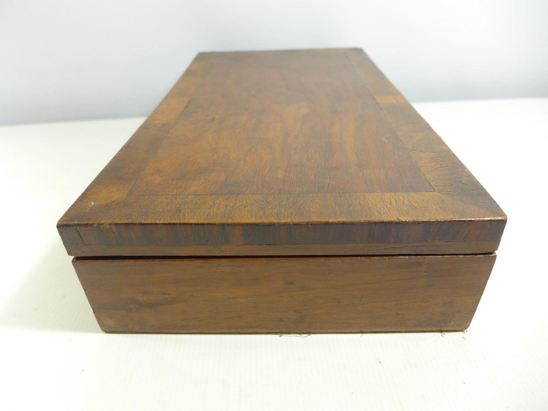 A MAHOGANY VENEERED BOX SUITABLE TO HOLD A PISTOL OR PAIR OF PISTOLS, WIDTH 39CM, DEPTH 21.5CM, - Image 4 of 5