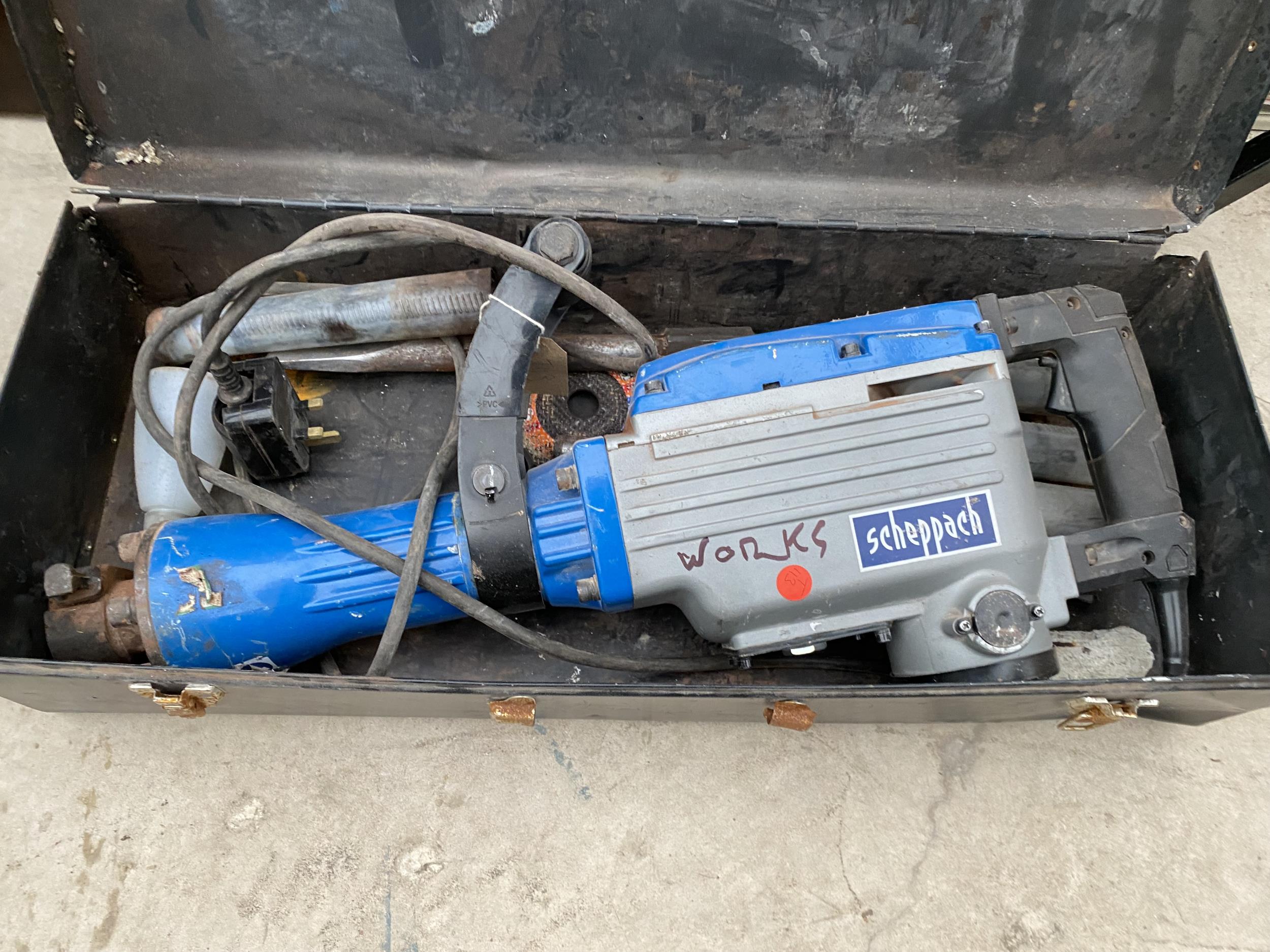 A SCHEPPACH ELECTRIC BREAKER DRILL BELIEVED IN WORKING ORDER BUT NO WARRANTY - Bild 2 aus 2