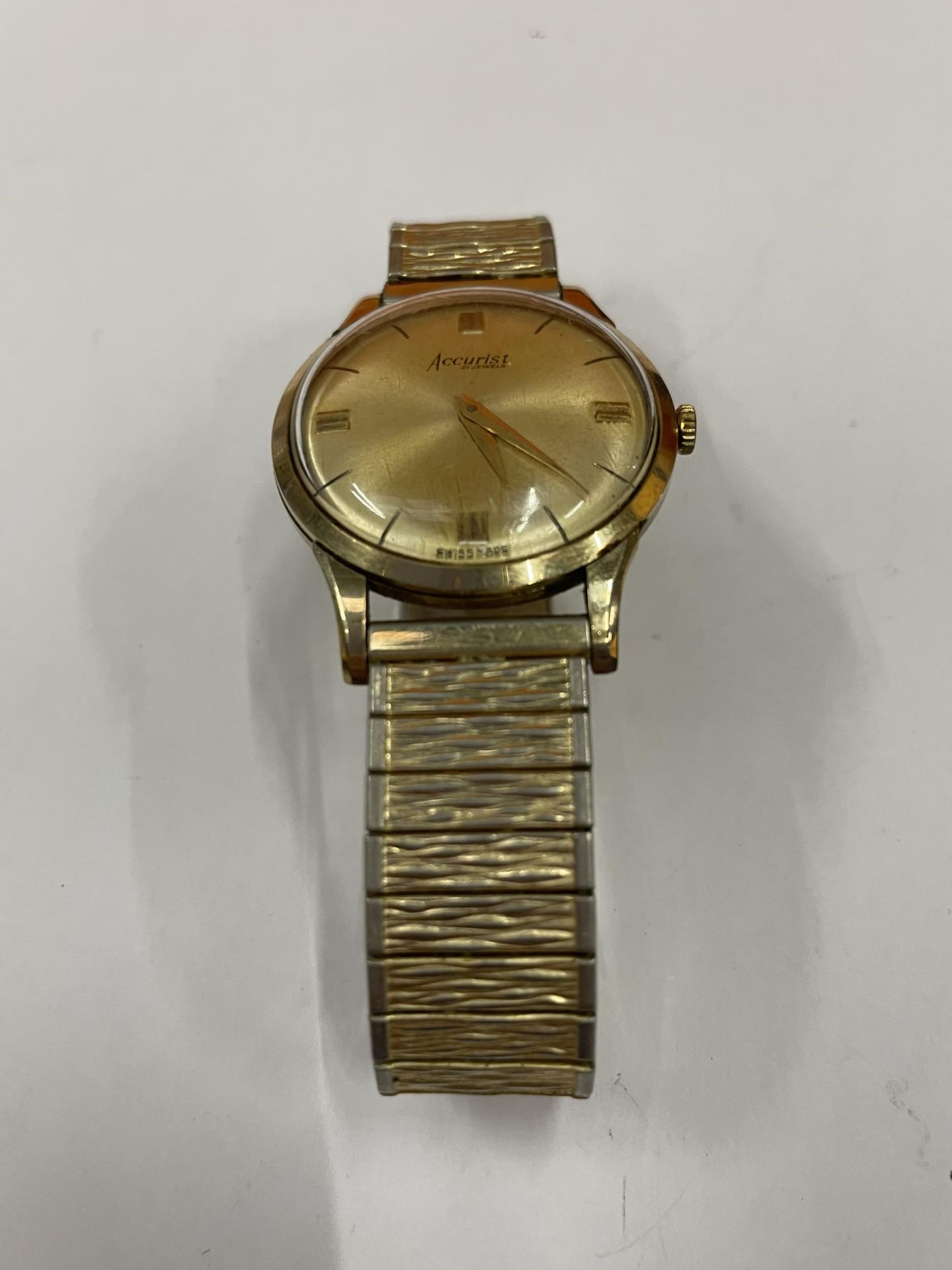 A ACCURIST 9 CARAT GOLD GENTS WRISTWRIST WITH A GOLD PLATED STRAP