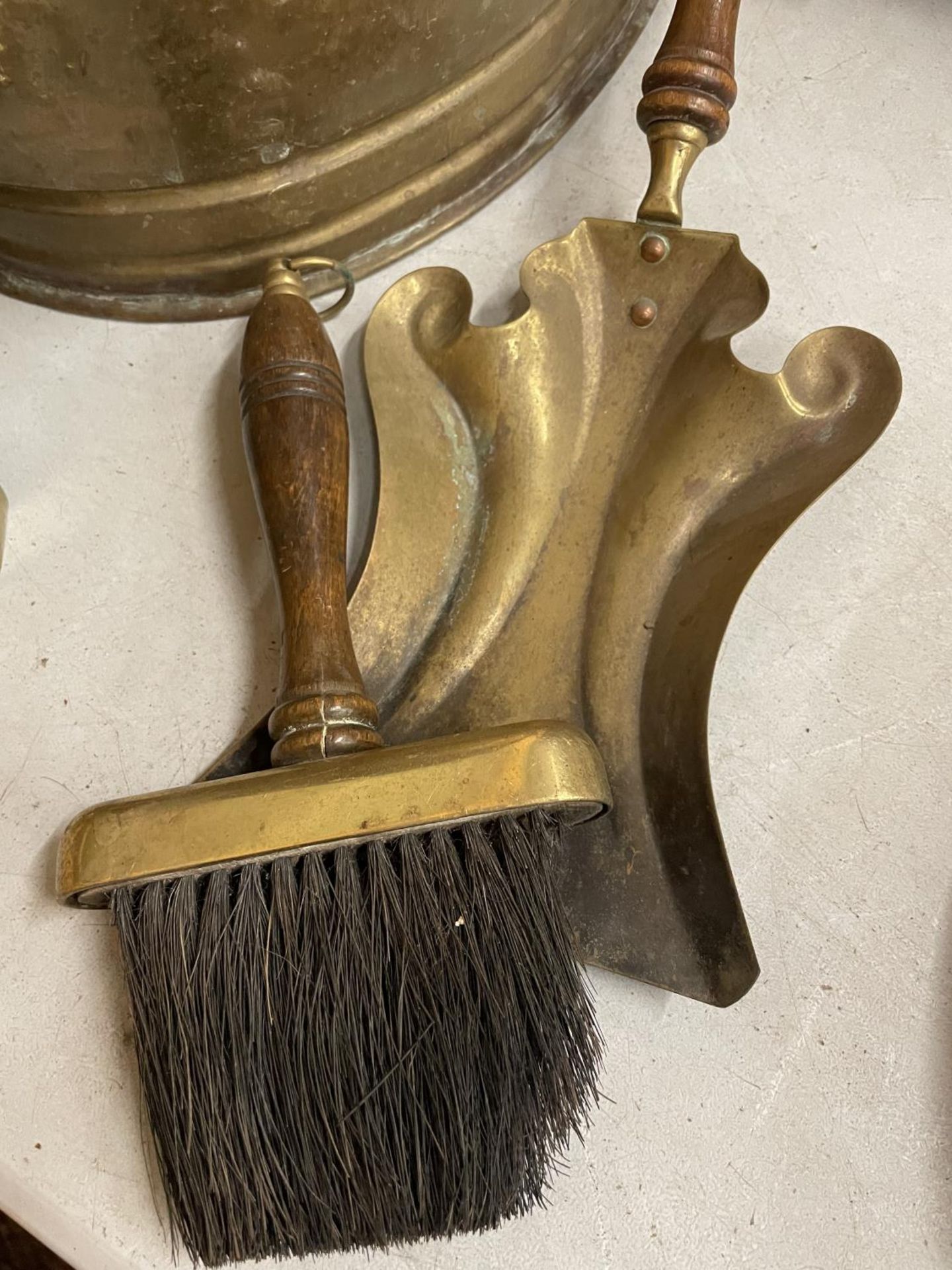 VARIOUS BRASS ITEMS TO INCLUDE A LARGE COAL BUCKET, UNUSUAL SHOVEL, BRUSH, TONGS AND FIRE DOGS - Image 2 of 5