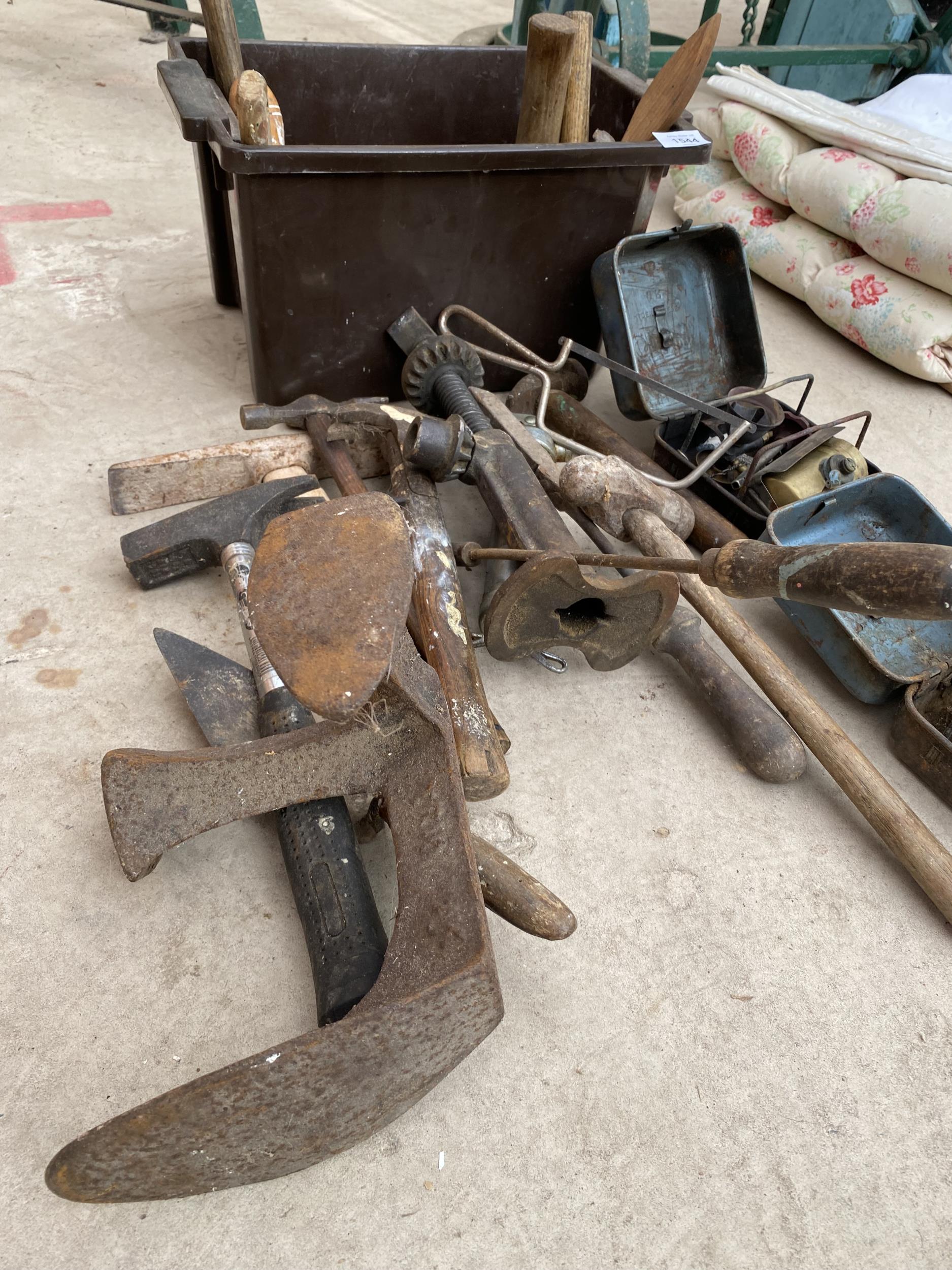 AN ASSORTMENT OF TOOLS TO INCLUDE A COBBLERS LAST, HAMMERS AND CHISELS ETC - Bild 3 aus 3