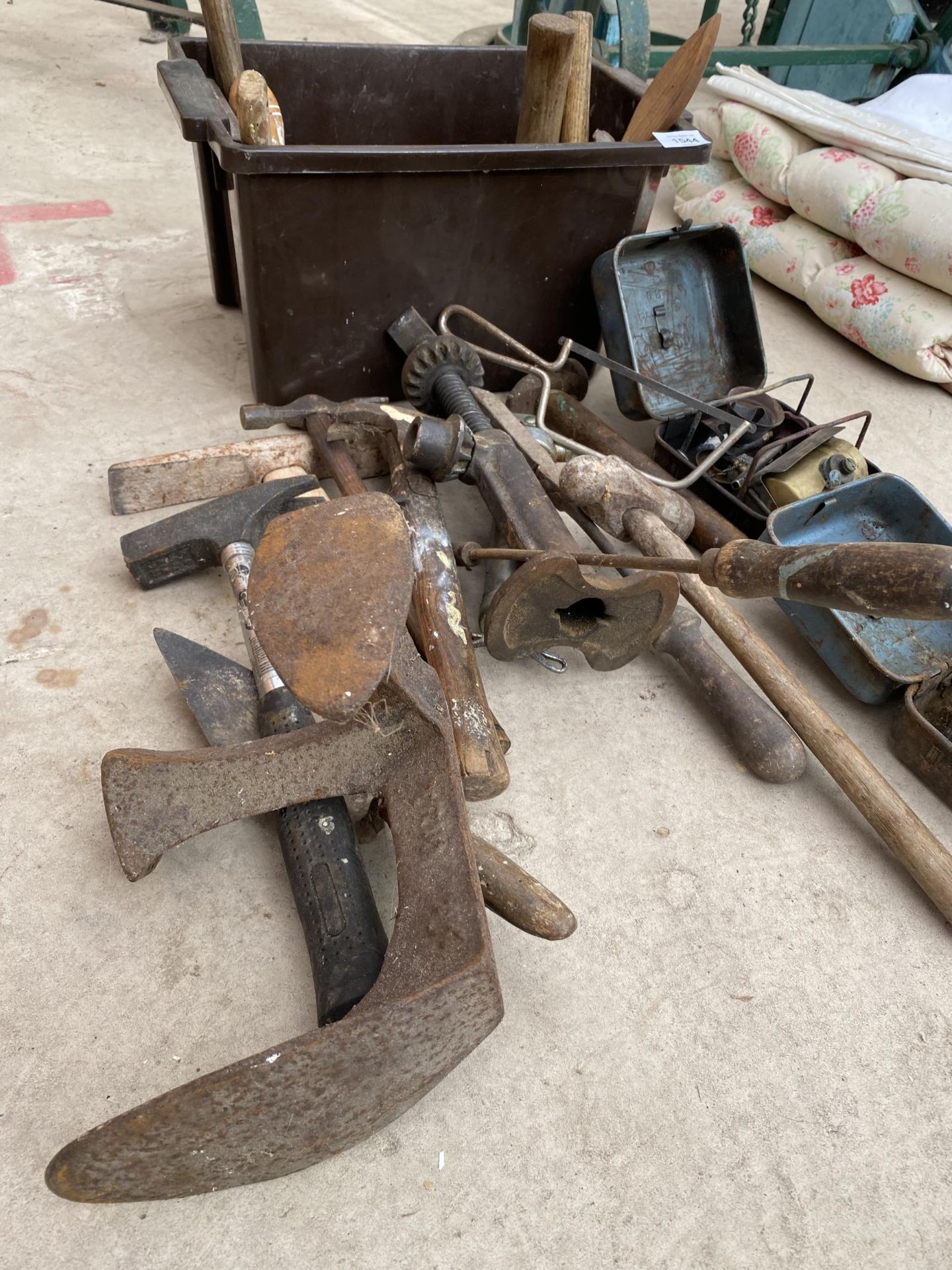 AN ASSORTMENT OF TOOLS TO INCLUDE A COBBLERS LAST, HAMMERS AND CHISELS ETC - Image 3 of 3