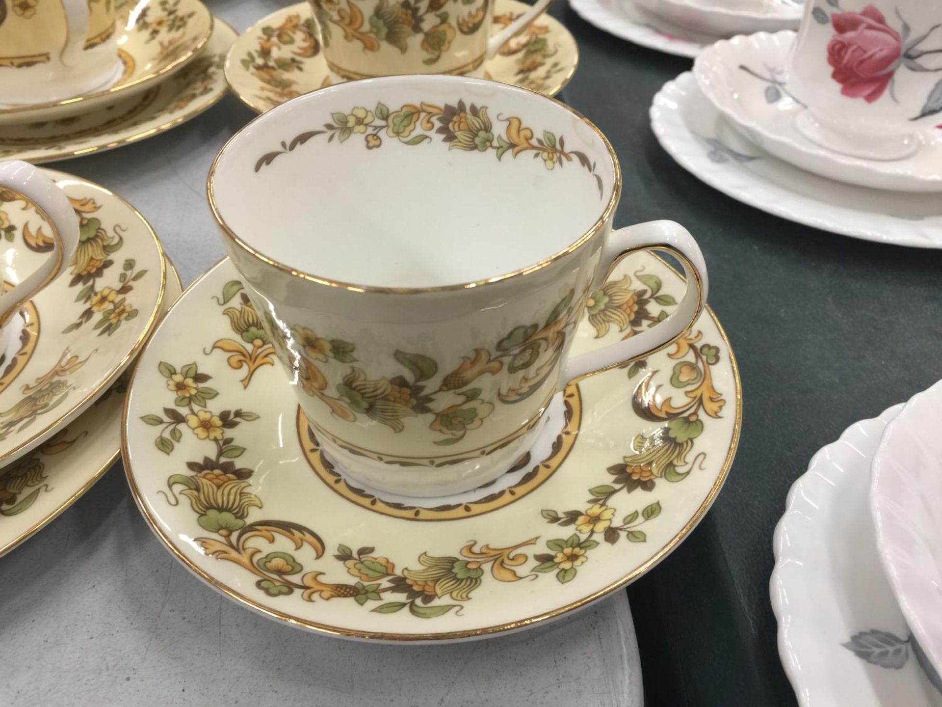 A QUANTITY OF ELIZABETHAN 'AUTUMN SONG' CUPS, SAUCERS AND SIDE PLATES - Image 2 of 7