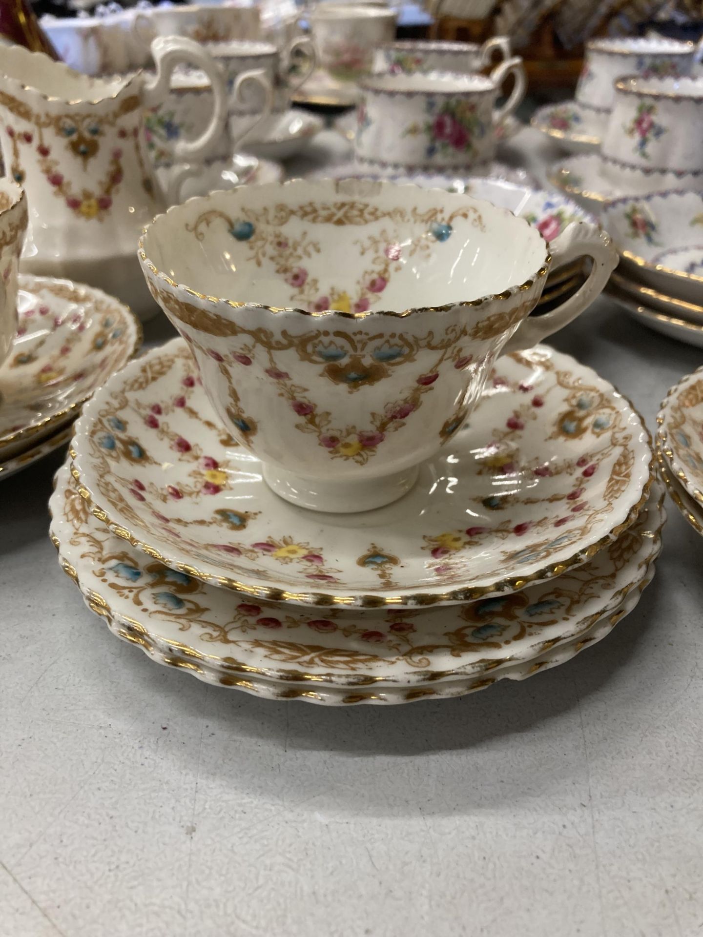 A QUANTITY OF CHINA CUPS, SAUCERS, ETC TO INCLUDE ROYAL ALBERT 'PETIT POINT' - Image 2 of 5