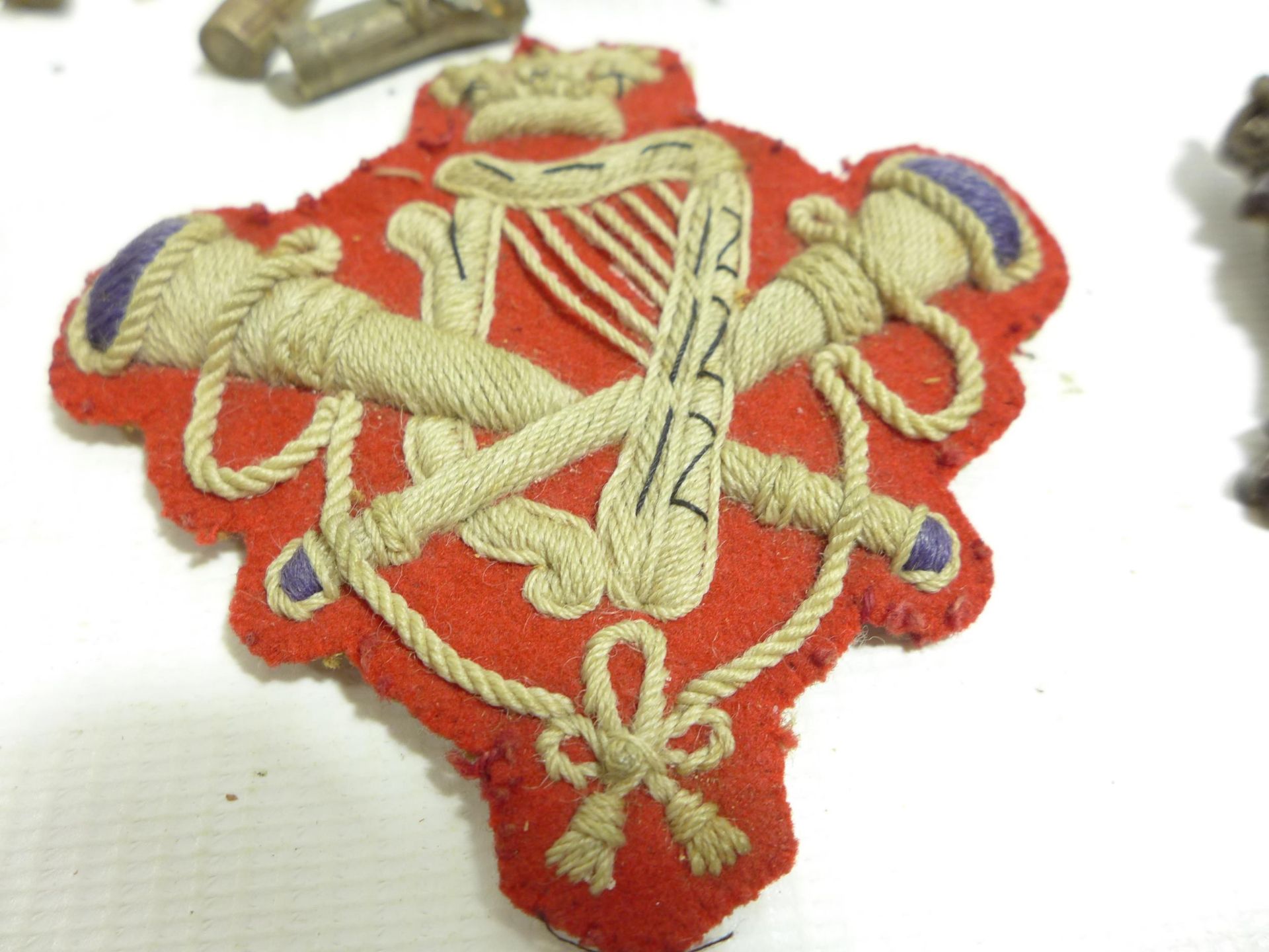 A BOER WAR PERIOD BOX CONTAINING NUMEROUS WORLD WAR I AND WORLD WAR II BADGES TO INCLUDE POLISH ARMY - Image 5 of 8