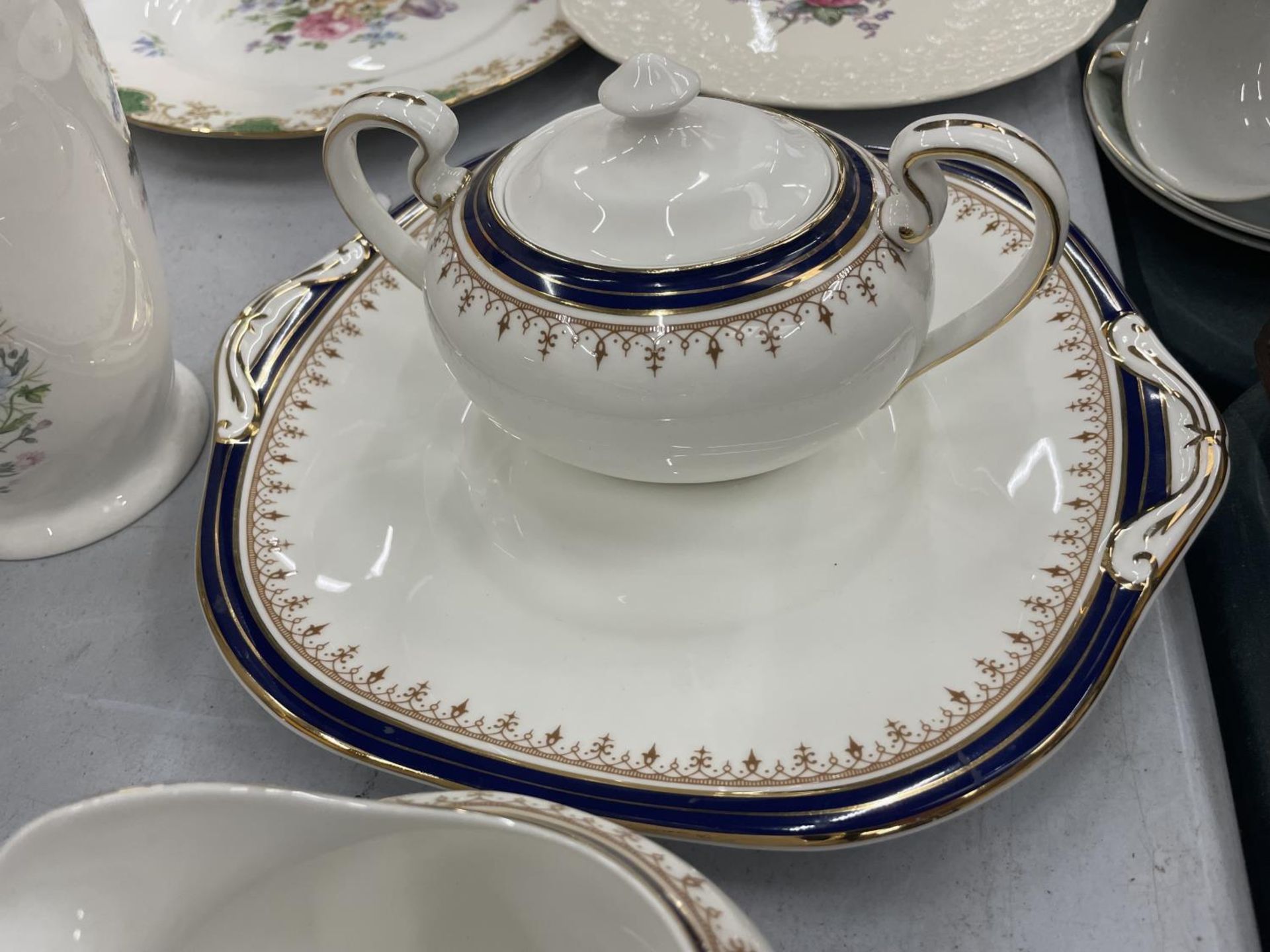 A QUANTITY OF AYNSLEY TEAWARE TO INCLUDE 'LEIGHTON' CUPS, SAUCERS, SIDE PLATES, CAKE PLATE SUGAR - Image 5 of 6