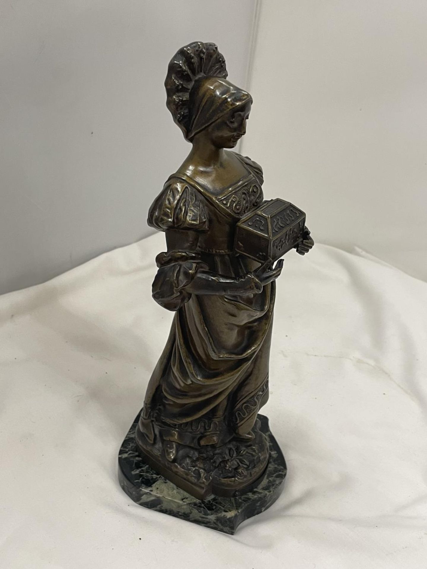 A BRONZED STATUE OF A LADY ON A MARBLE BASE HEIGHT 30CM - Bild 2 aus 4