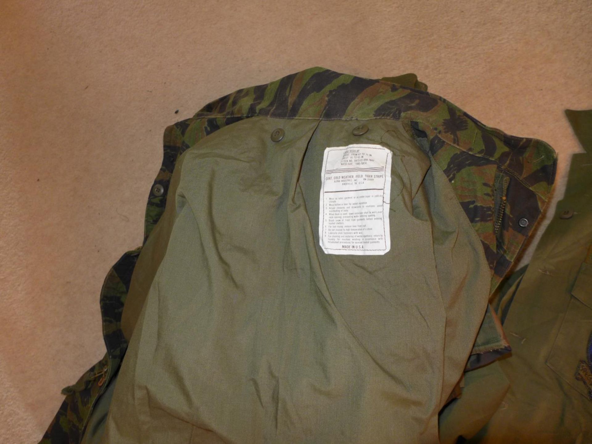 A LARGE COLLECTION OF MILITARY/SHOOTING/FISHING CLOTHING TO INCLUDE WATERPROOF JACKET, TROUSERS, - Image 4 of 5