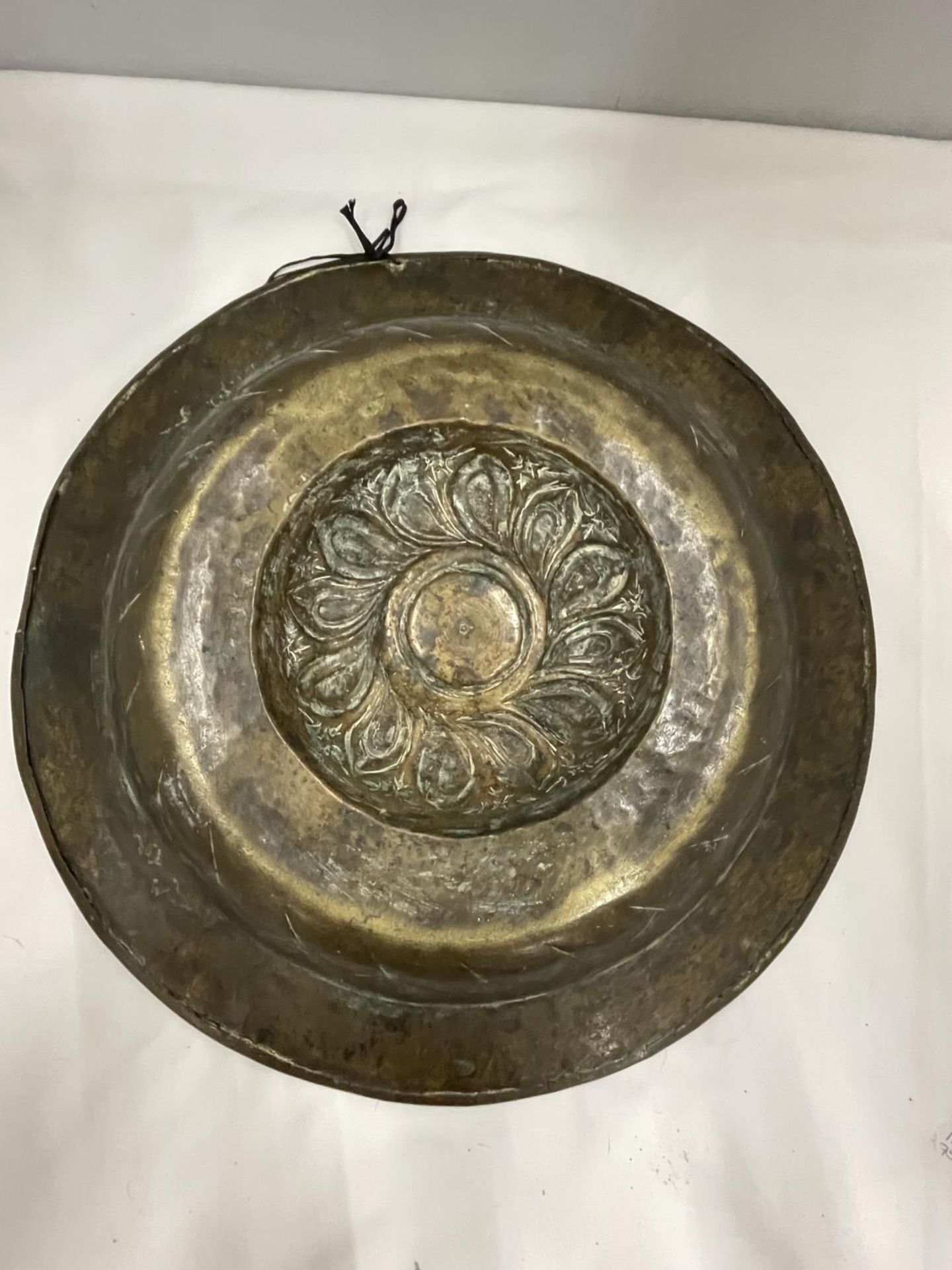 A VINTAGE BRASS ALMS PLATE DIAMETER (HOLE DRILLED IN TOP) - Image 3 of 5