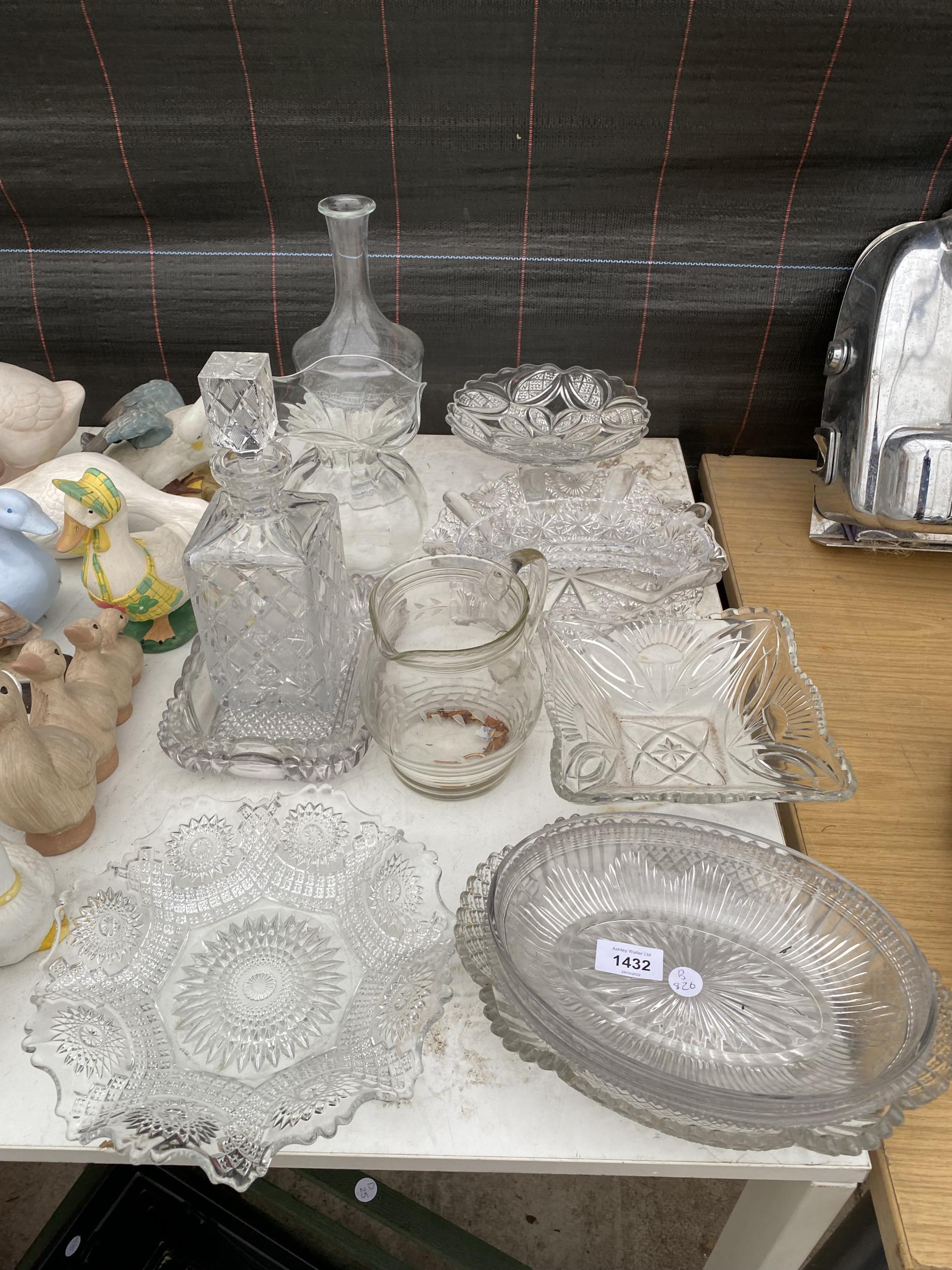 AN ASSORTMENT OF GLASS WARE TO INCLUDE A DECANTOR, BOWLS AND VASES ETC