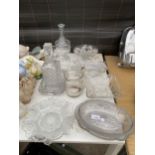 AN ASSORTMENT OF GLASS WARE TO INCLUDE A DECANTOR, BOWLS AND VASES ETC