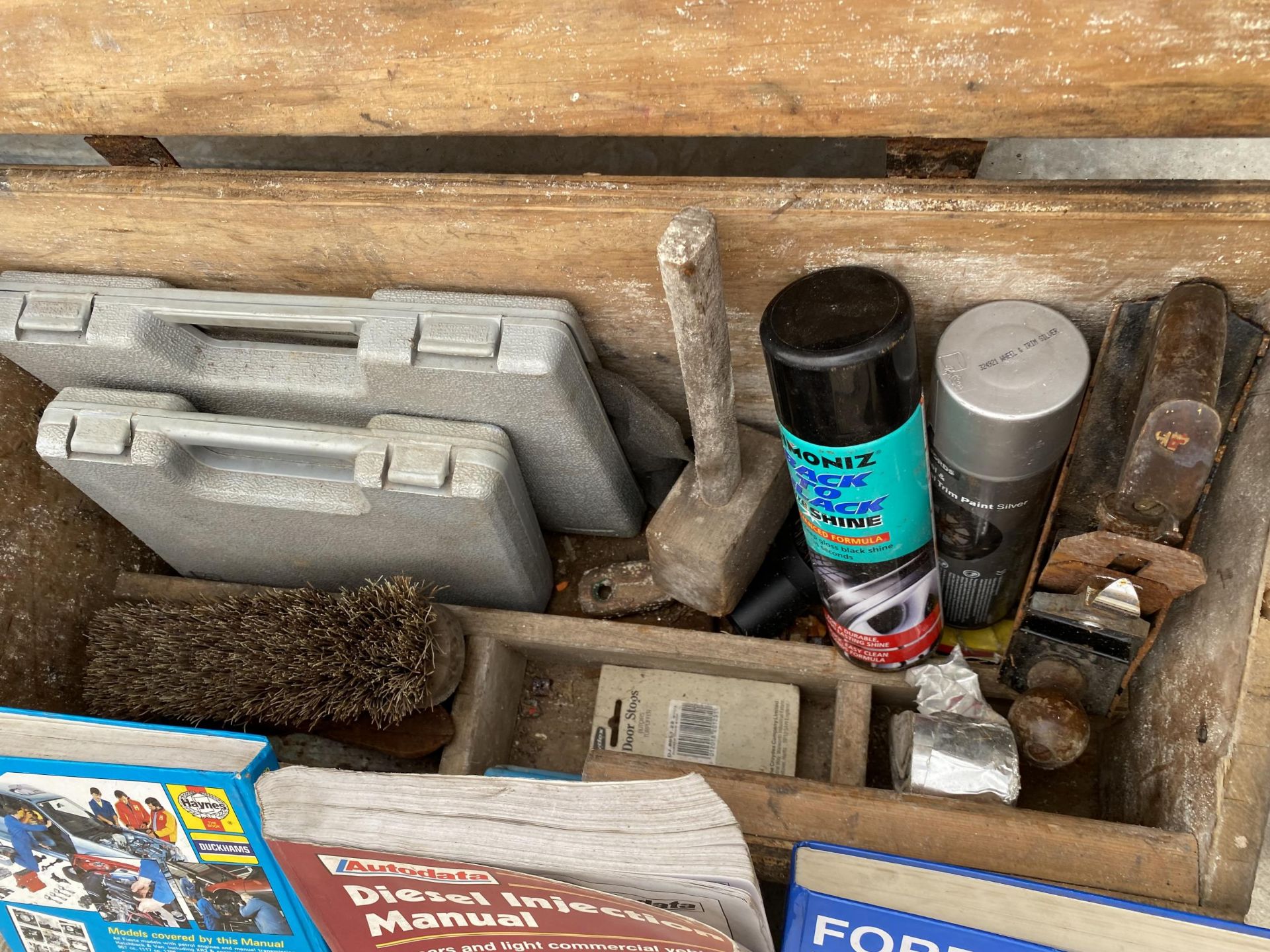 A VINTAGE WOODEN JOINERS CHEST WITH AN ASSORTMENT OF TOOLS TO INCLUDE A WOOD PLANE, MALLET AND - Image 3 of 5