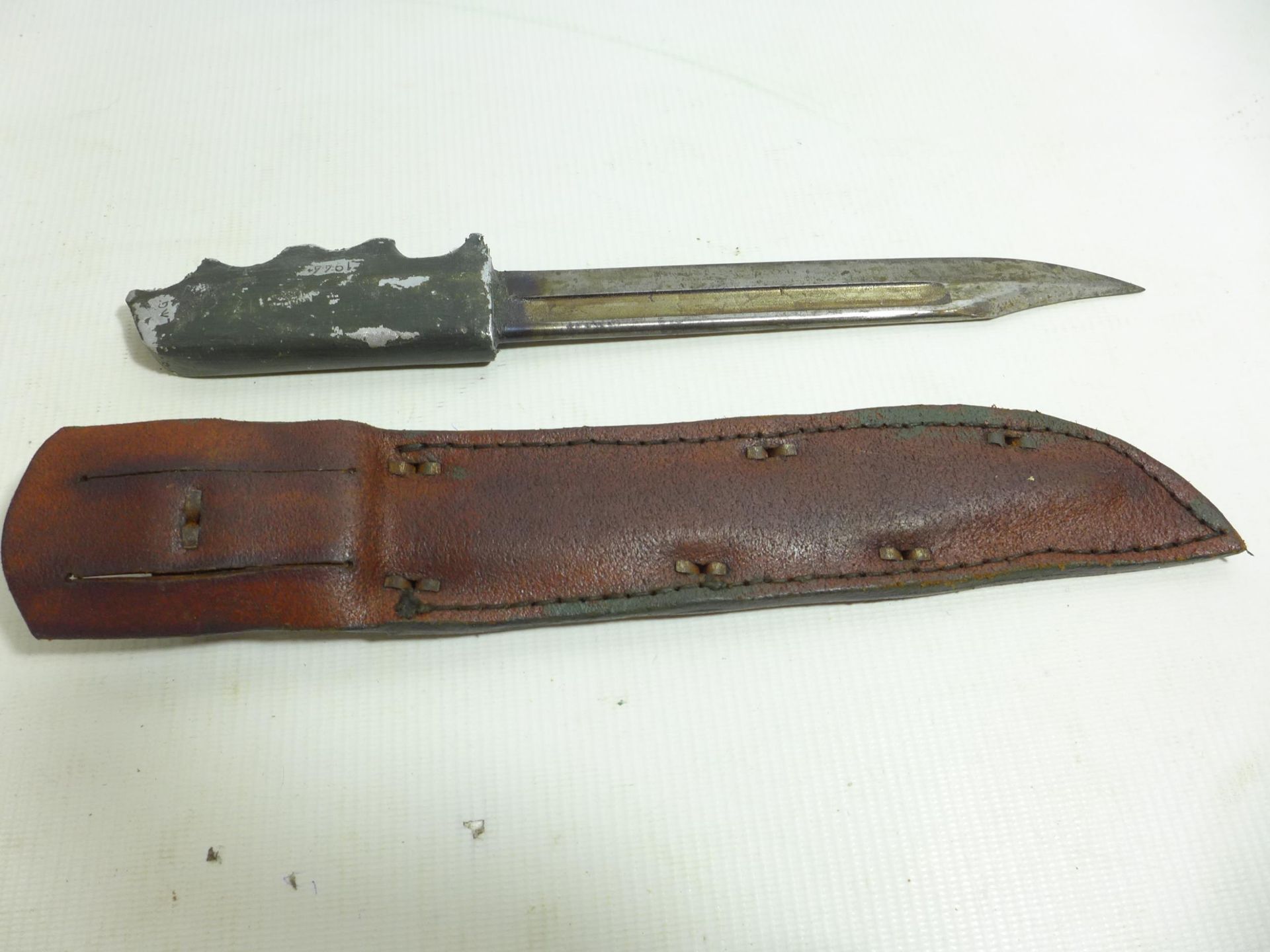 A FIGHTING KNIFE AND SCABBARD 19.5CM, BOWIE BLADE - Image 2 of 7