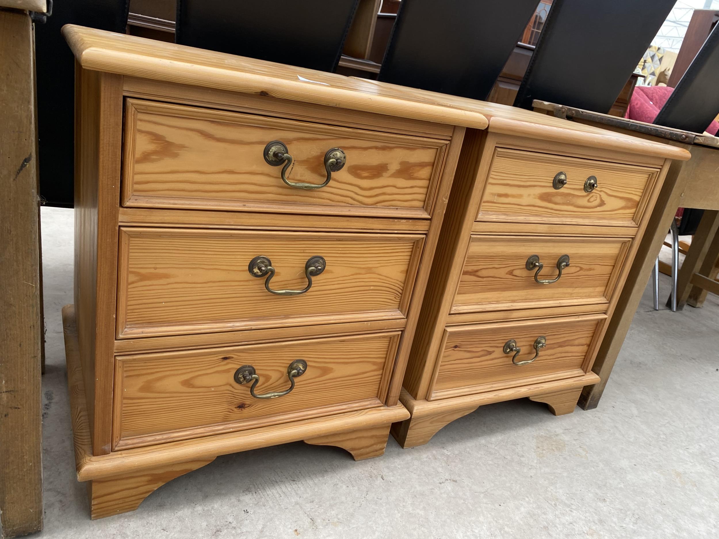 A PAIR OF MODERN PINE BEDSIDE CHESTS OF THREE DRAWERS - Image 2 of 4