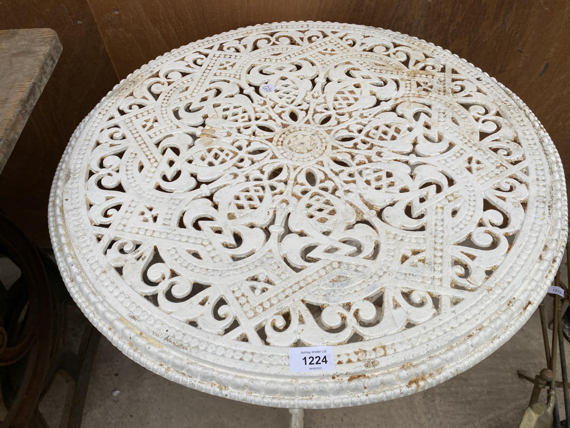 A WHITE CAST ALLOY BISTRO TABLE - Image 2 of 5