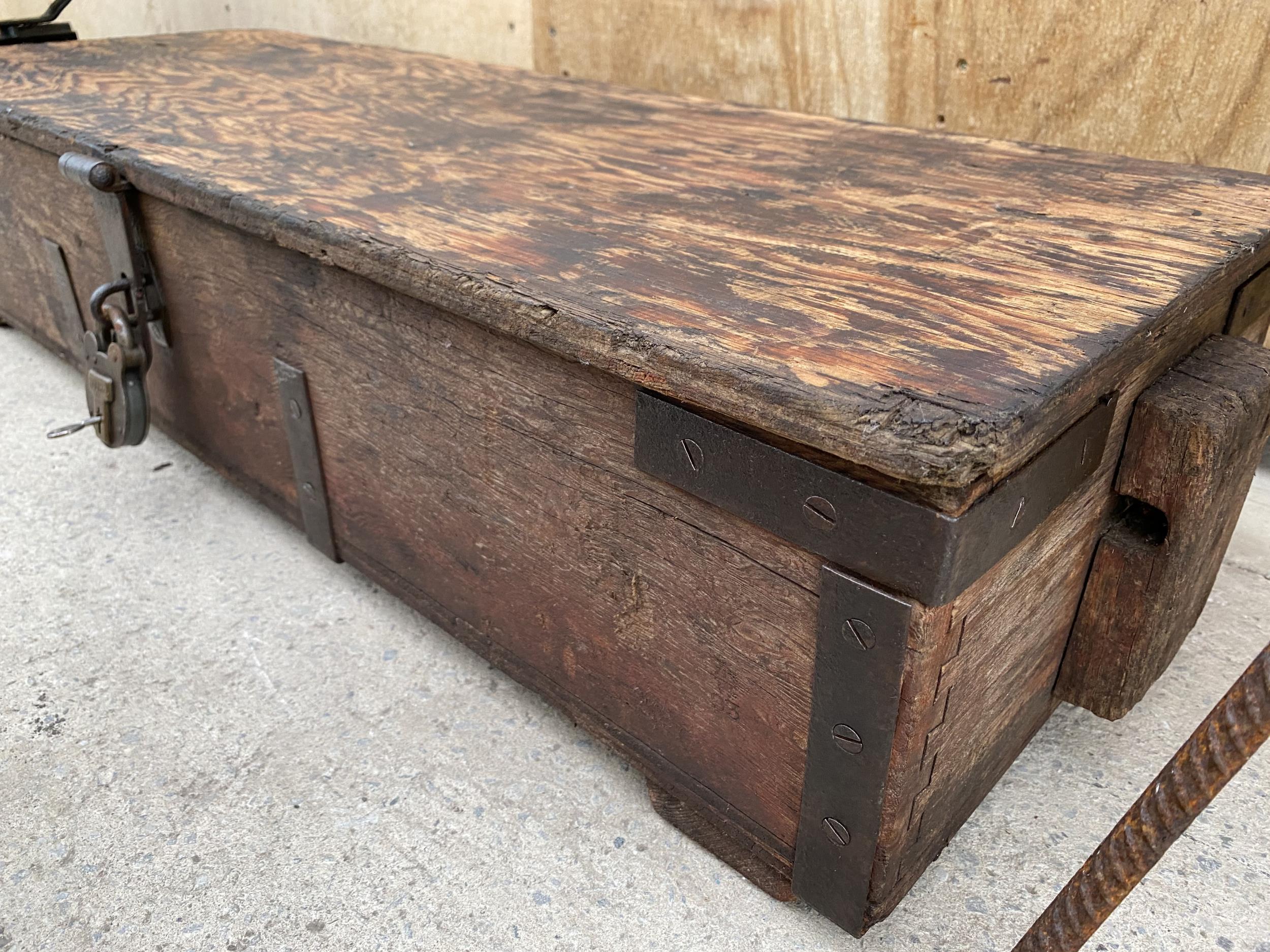 A VINTAGE WOODEN JOINERS CHEST WITH SECTIONAL STORAGE AND AN ASSORTMENT OF TOOLS TO INCLUDE - Bild 10 aus 12