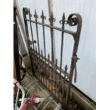 A HEAVY VINTAGE SINGLE CAST IRON GATE (W:93CM)