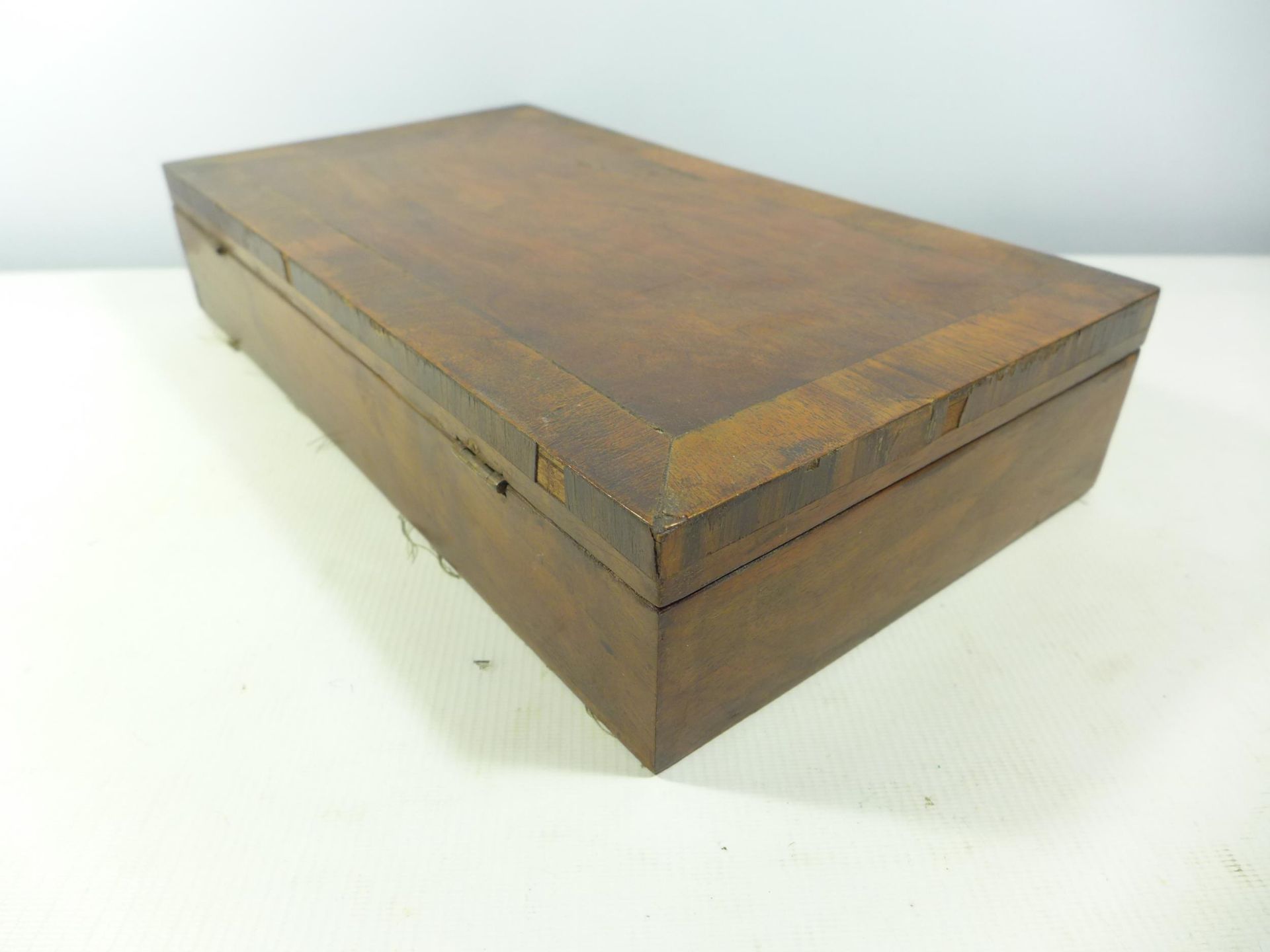 A MAHOGANY VENEERED BOX SUITABLE TO HOLD A PISTOL OR PAIR OF PISTOLS, WIDTH 39CM, DEPTH 21.5CM, - Image 3 of 5