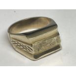 A YELLOW METAL RING STAMPED 750