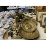 A QUANTITY OF BRASS ITEMS TO INCLUDE WALL CHARGERS, HORSE BRASSES, OIL LAMP, VASE, CRUMB TRAY, ETC