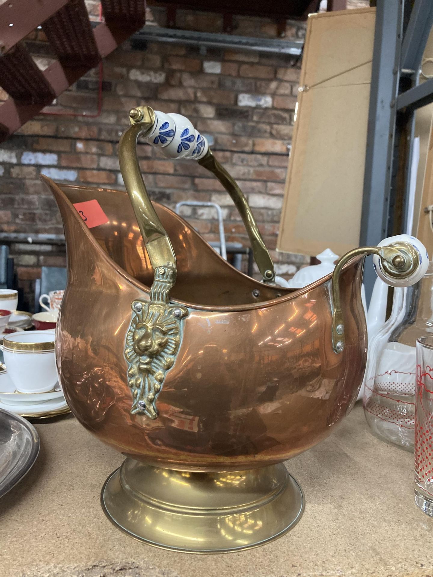 A COPPER FOOTED COAL SCUTTLE WITH BRASS HANDLE AND CERAMIC DETAIL - Image 2 of 3