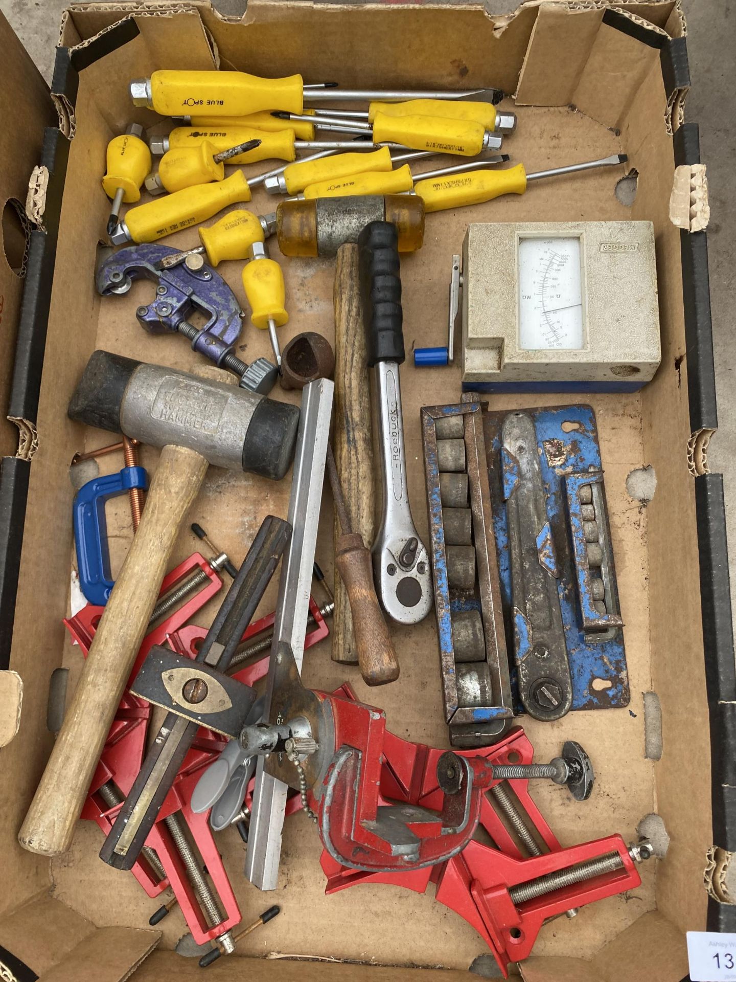 AN ASSORTMENT OF TOOLS TO INCLUDE G CLAMPS, SCREW DRIVERS AND MALLETS ETC - Image 2 of 2