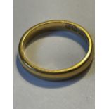 A 22 CARAT GOLD WEDDING BAND SIZE J/K GROSS WEIGHT 3.14 GRAMS