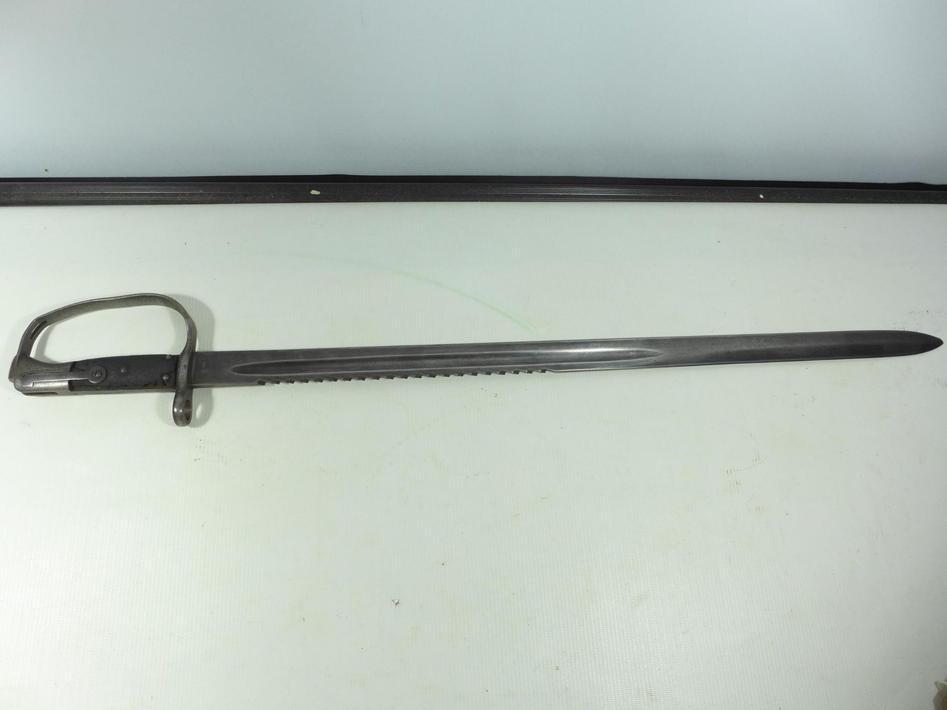 A LATE 19TH/EARLY 20TH CENTURY SAWBACK BAYONET FOR A MARTINI HENRY CARBINE, 65CM BLADE - Image 3 of 9