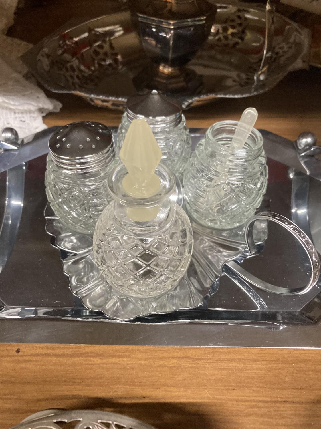 A QUANTITY OF SILVER PLATED ITEMS TO INCLUDE CRUET SETS ON STANDS, TOAST RACK, BASKET DISH, SUGAR - Image 2 of 5