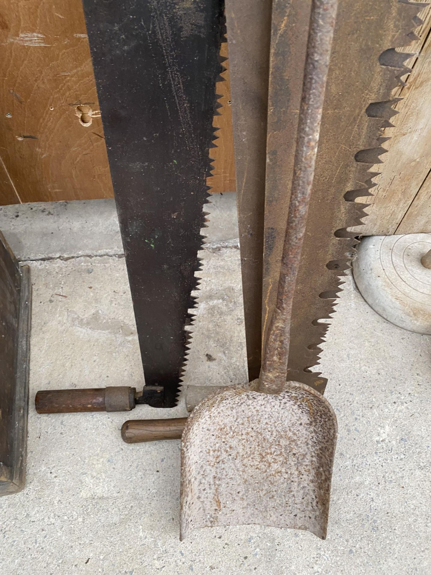 THREE VINTAGE CROSS CUT SAWS AND A VINTAGE CAST IRON DOUGH SHOVEL - Image 2 of 4