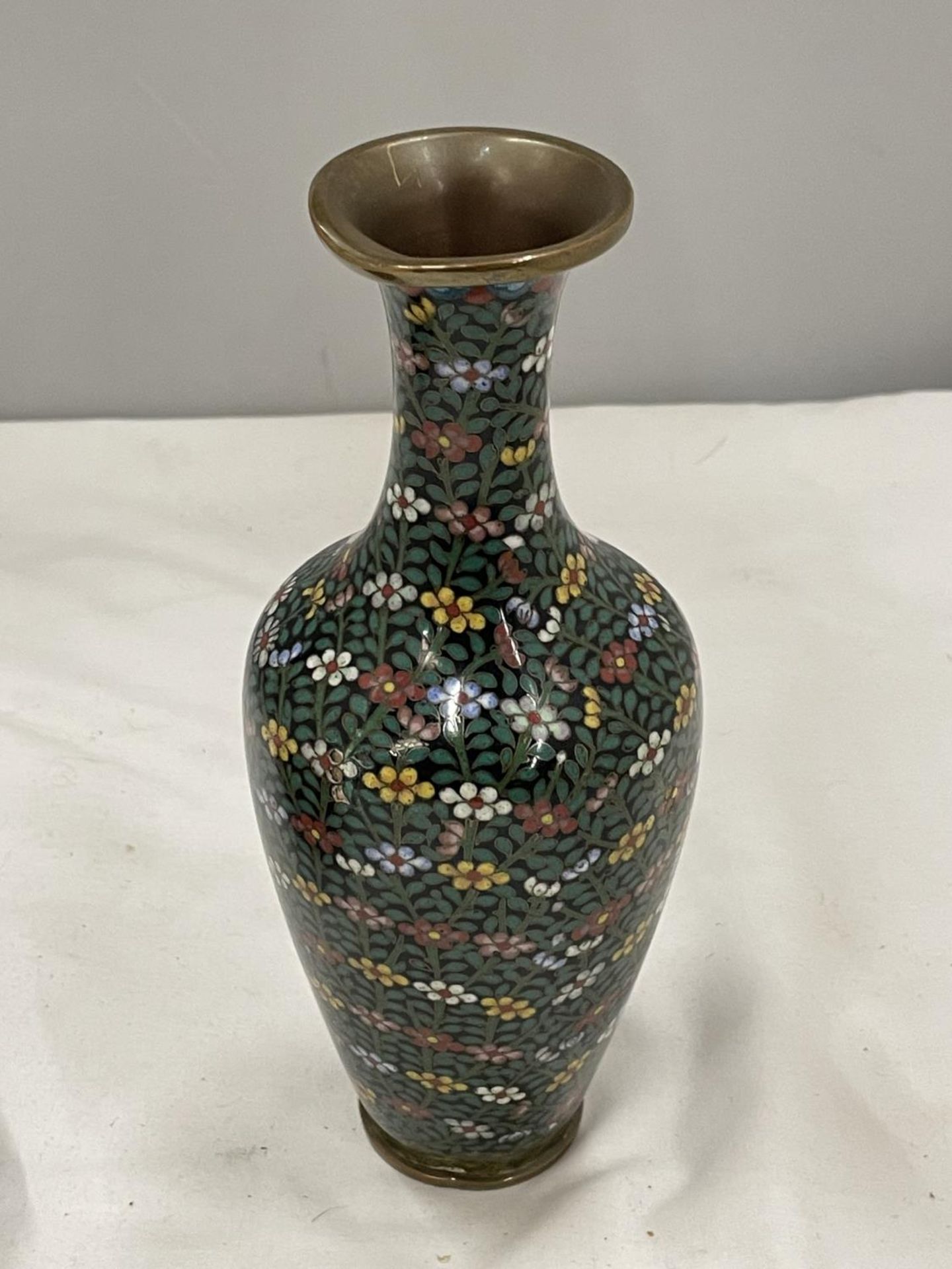 TWO CLOISONNE ITEMS TO INCLUDE A VASE WITH FLOWER DECORATION HEIGHT 19.5CM TALL AND A BOWL WITH A - Bild 2 aus 5