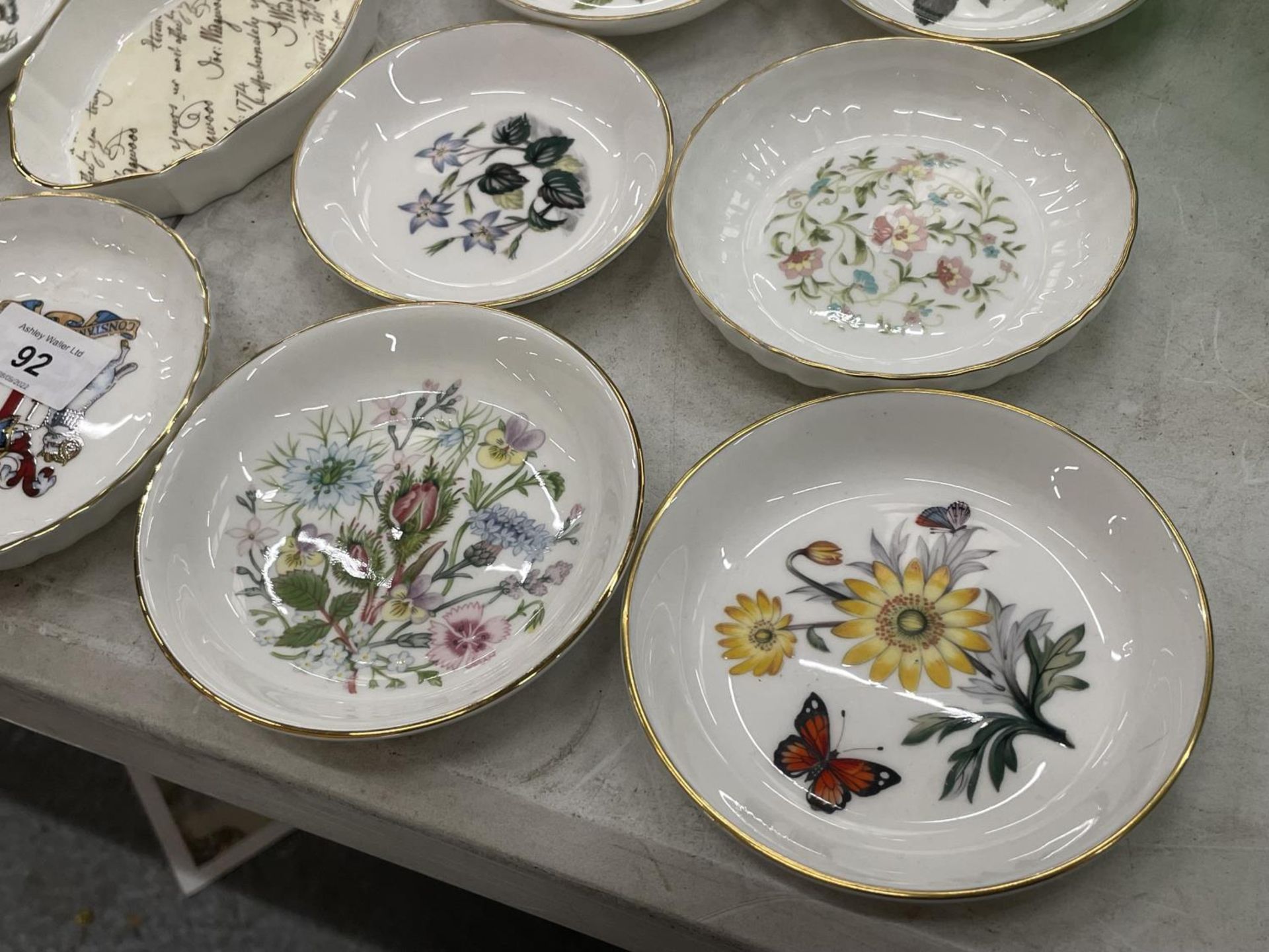 A QUANTITY OF TRINKET/PIN DISHES TO INCLUDE WEDGWOOD, COALPORT, AYNSLEY, ETC - Image 4 of 9