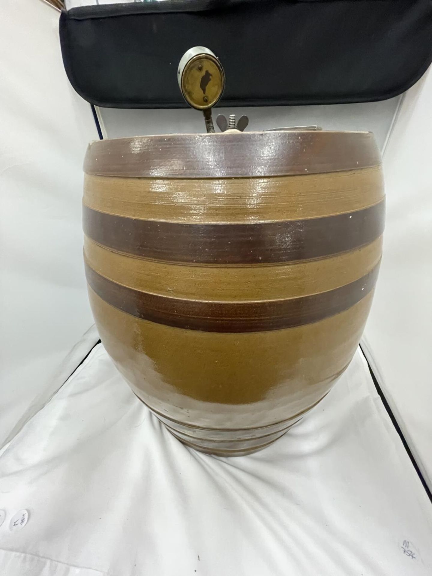 A LARGE STONEWARE BARREL WITH A WOODEN TAP AND A BOC GAUGE HEIGHT - Bild 3 aus 5